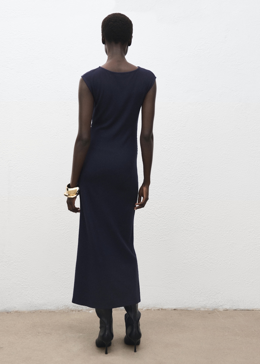 Fine-knit dress with gathered sides - image 3