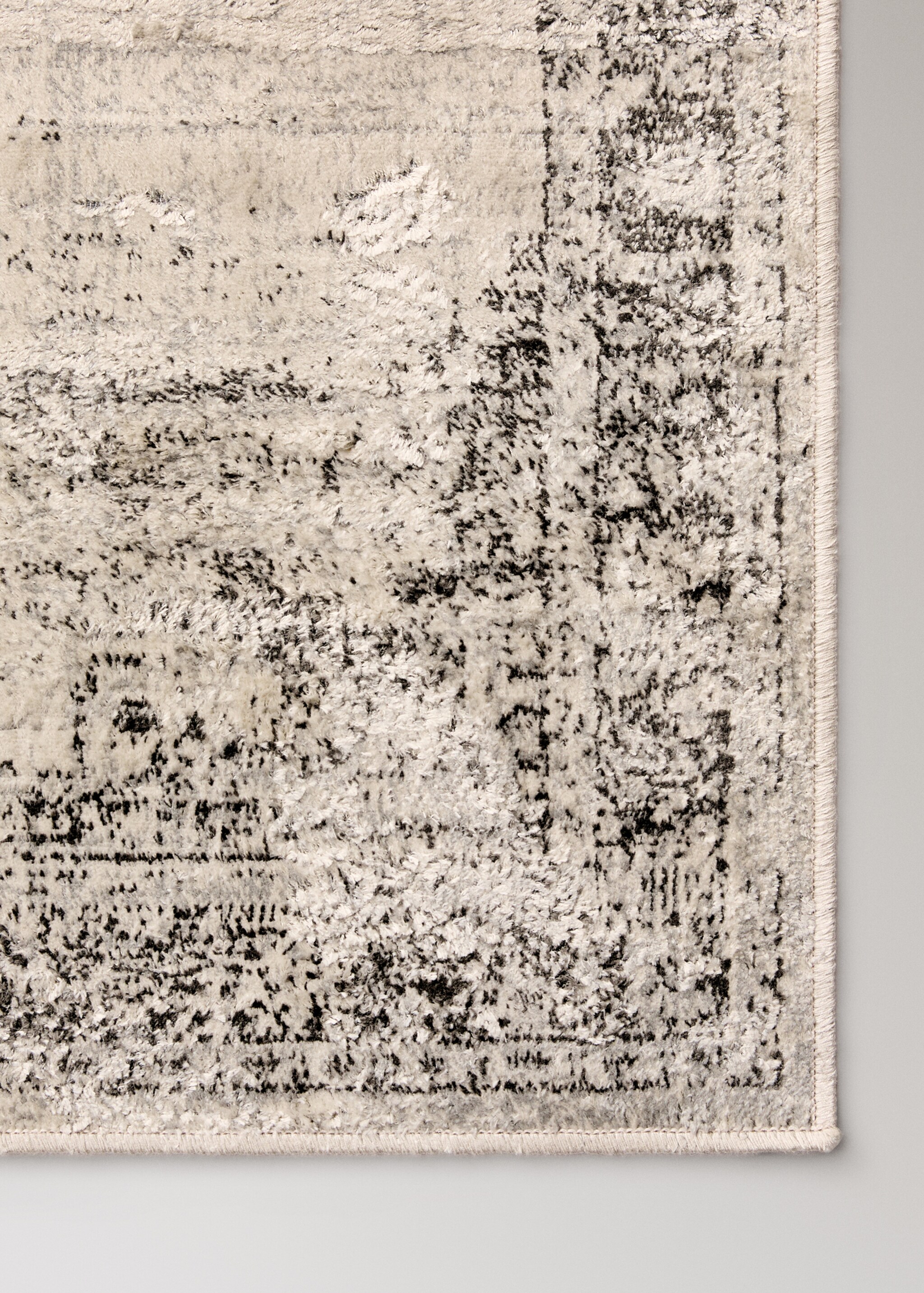 Vintage-effect rug - Details of the article 1, Ecru. Ref: 17037817-00.