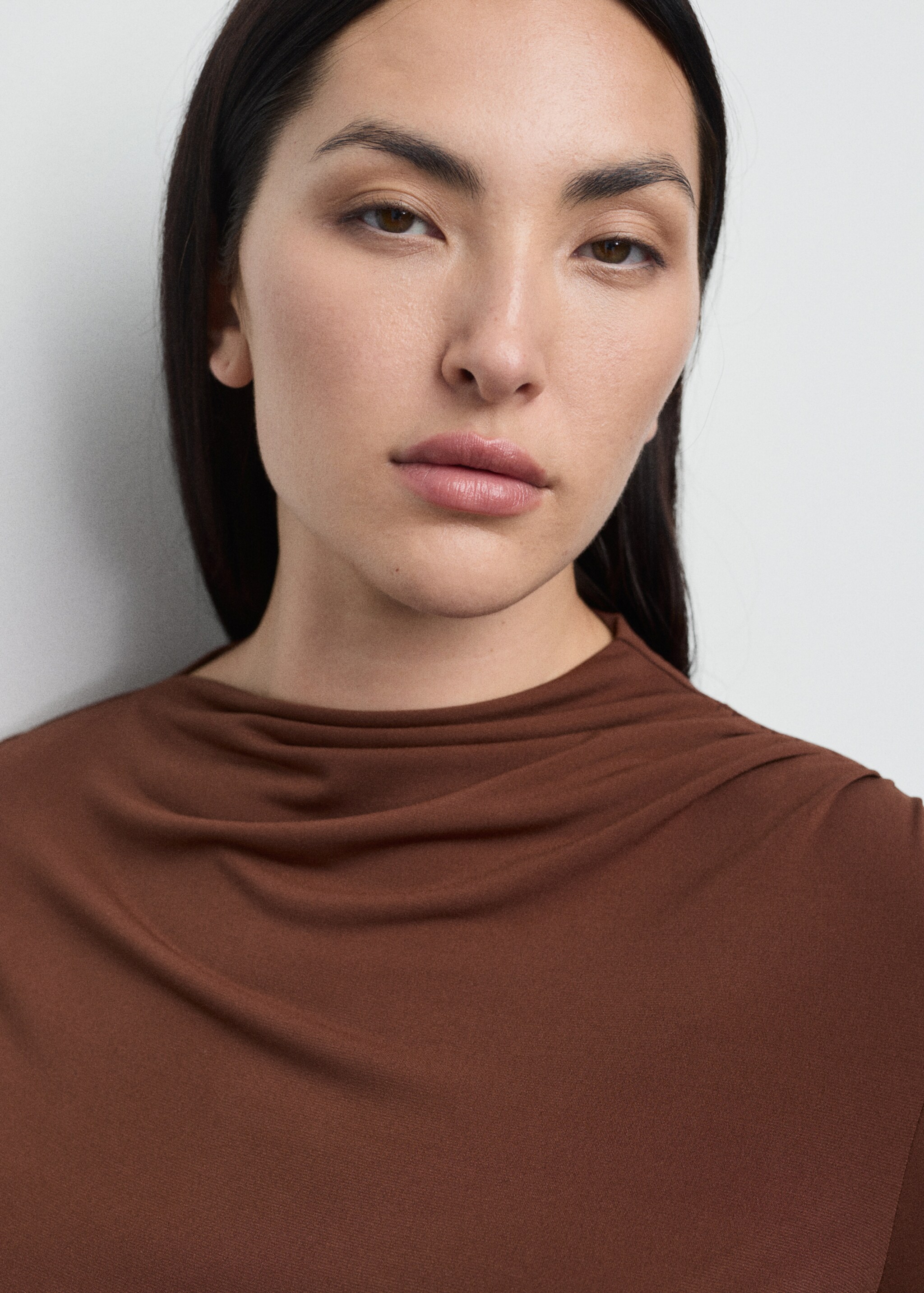 Draped fitted t-shirt - Details of the article 4, Brown. Ref: 17037818-00.