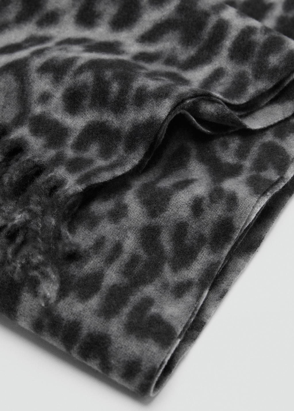 Leopard scarf with fringes
