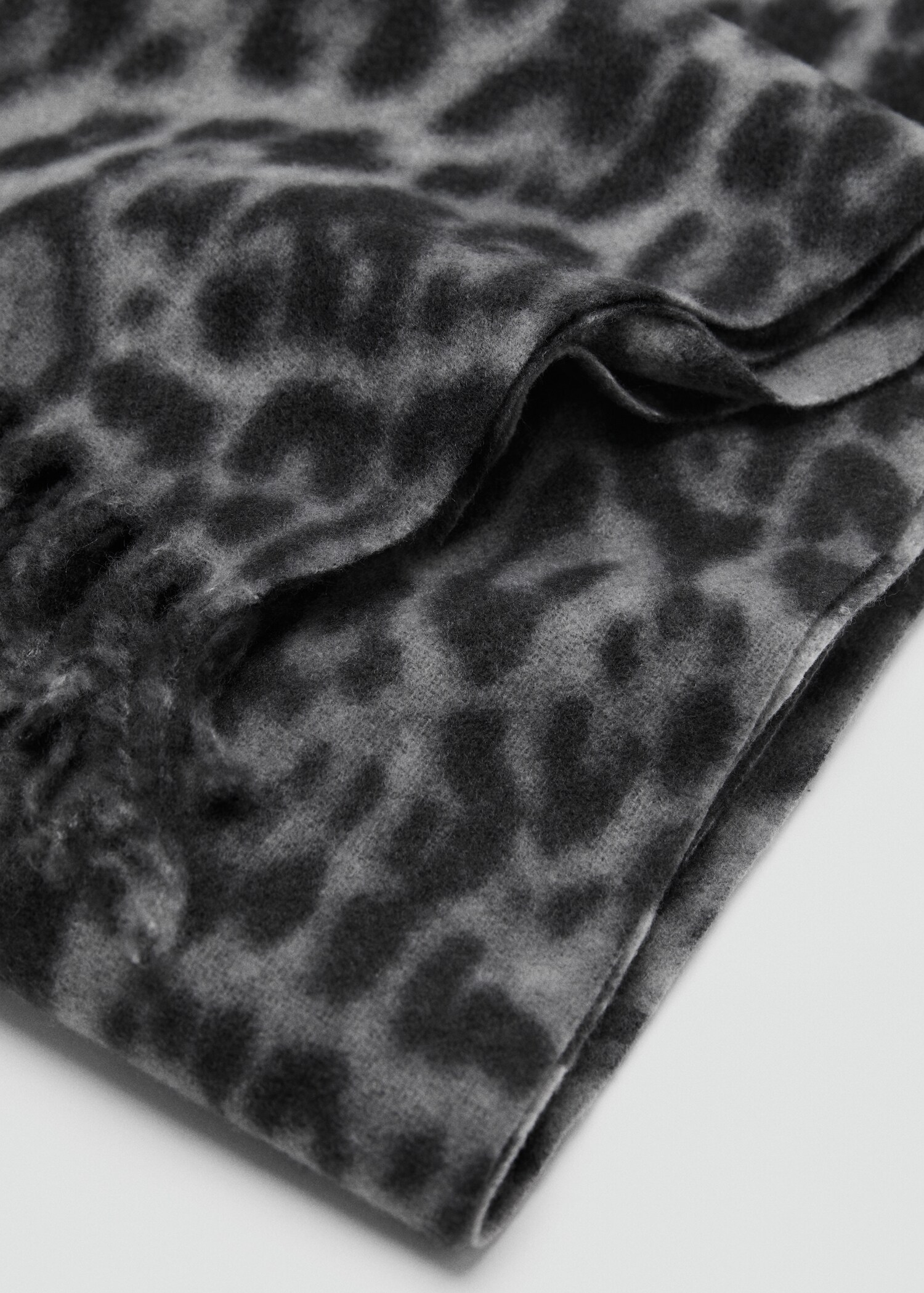 Leopard scarf with fringed ends - Medium plane