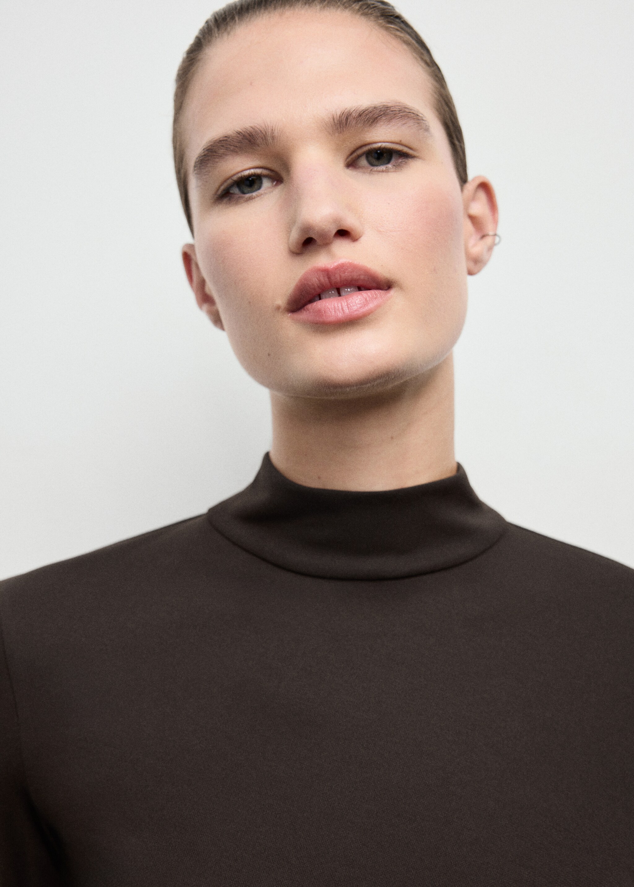 Fitted top with flared sleeves - Details of the article 1, Brown. Ref: 17037911-00.