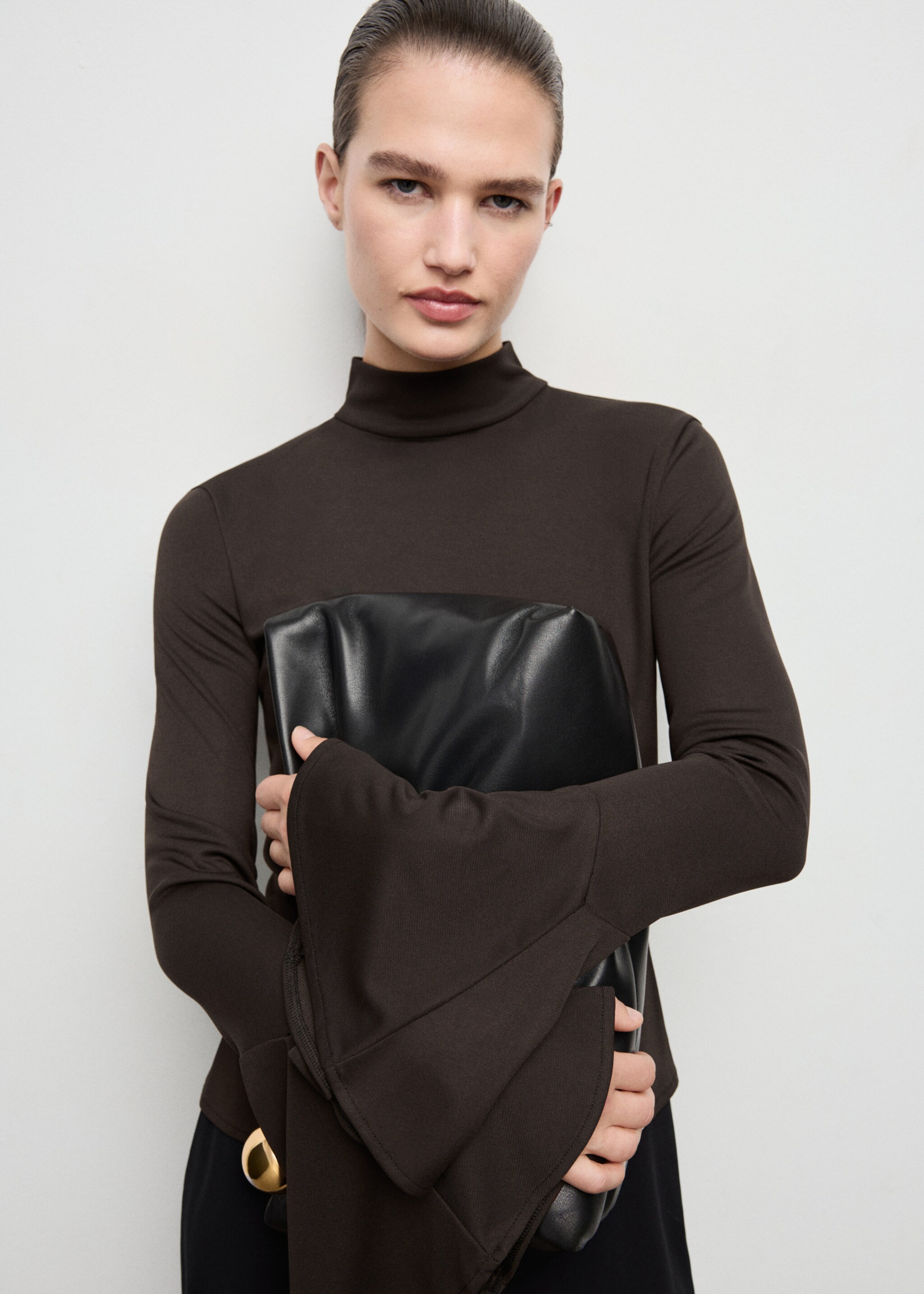 Fitted top with flared sleeves - Details of the article 2, Brown. Ref: 17037911-00.