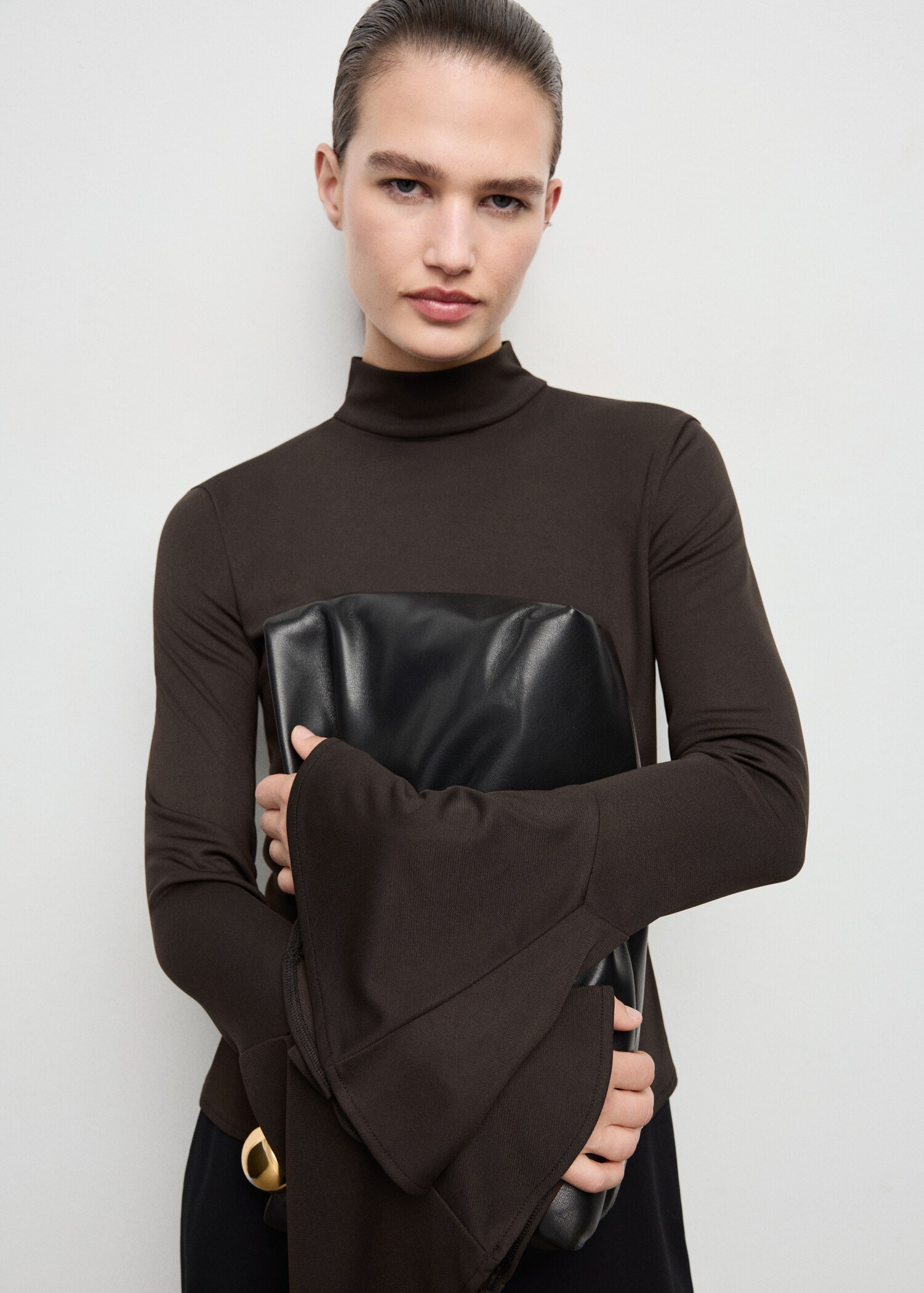 Fitted top with flared sleeves - Details of the article 2
