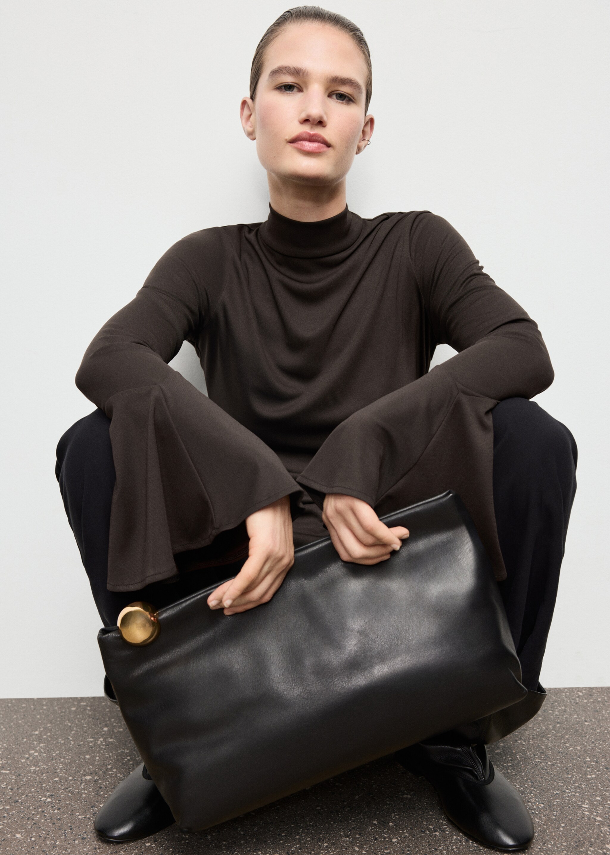 Fitted top with flared sleeves - Details of the article 4, Brown. Ref: 17037911-00.