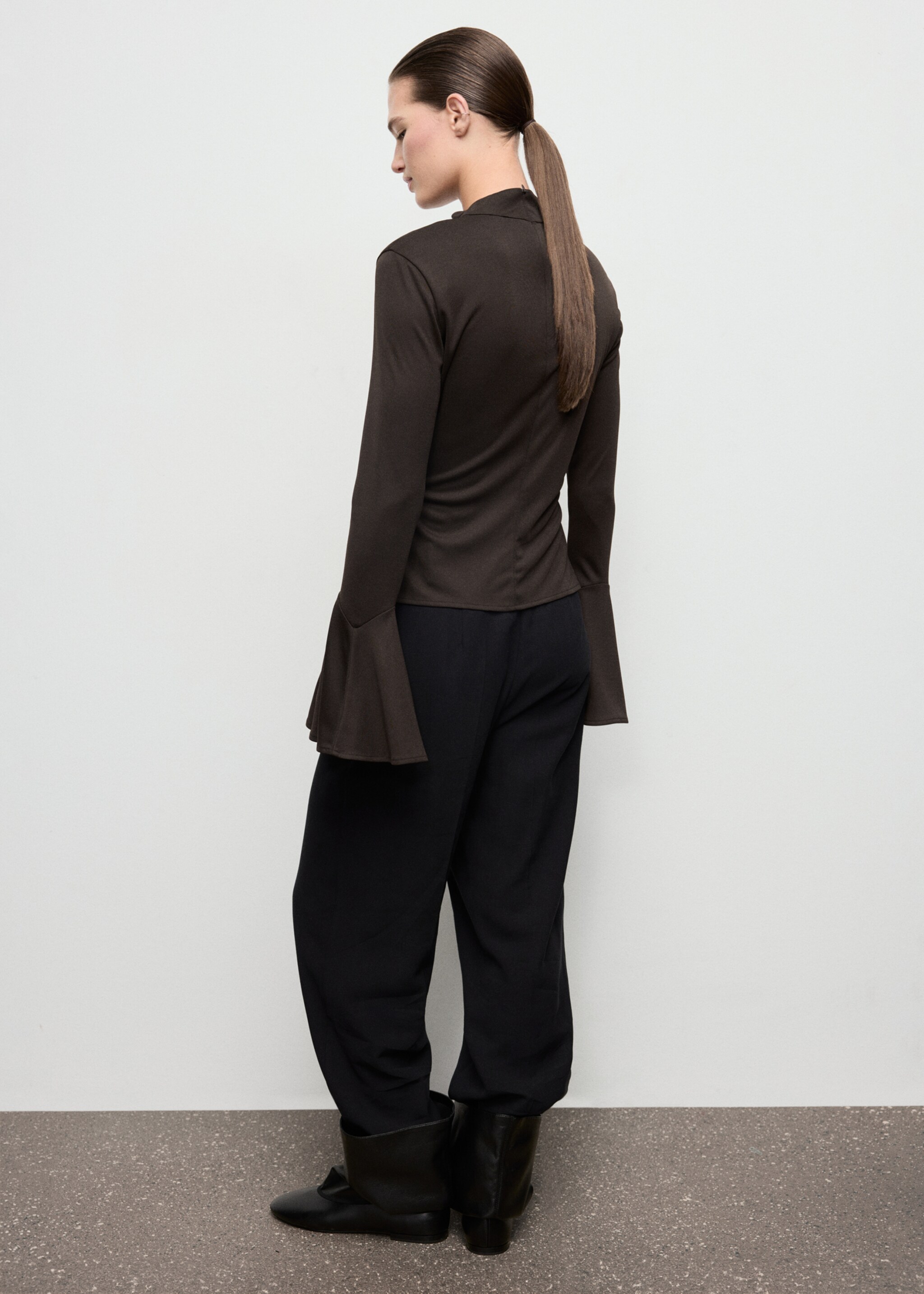 Fitted top with flared sleeves - Reverse of the article, Brown. Ref: 17037911-00.