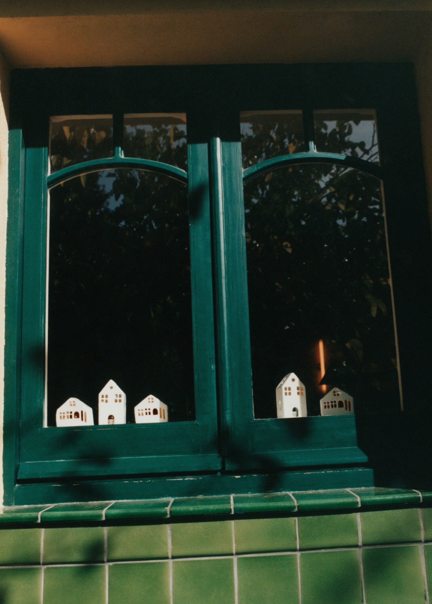 Low ceramic house candle holder - Details of the article 6