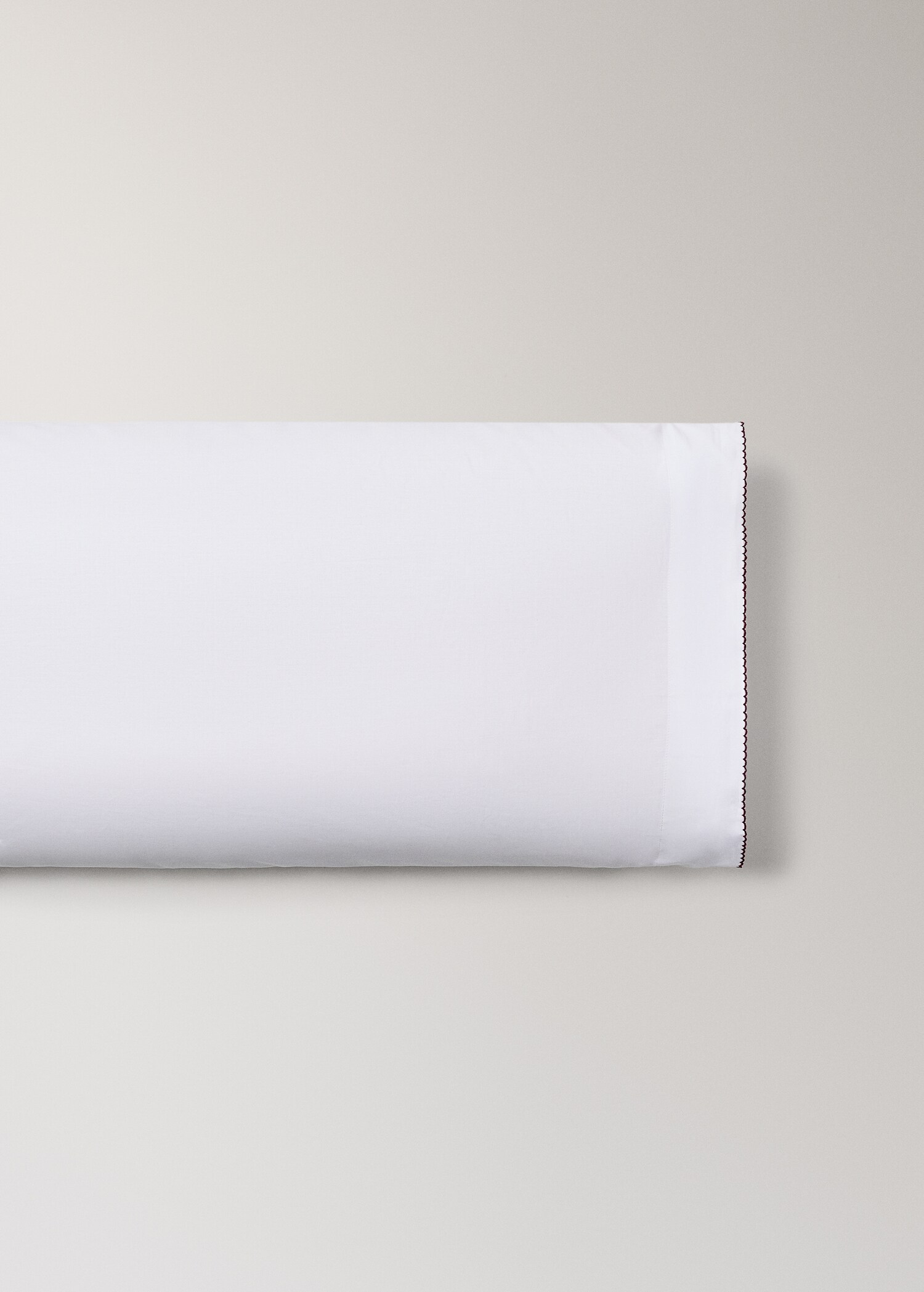 Kuddöverdrag till barnkudde i bomullspercale med kontrasterande picot-detalj 45 x 110cm - Artikel utan modell