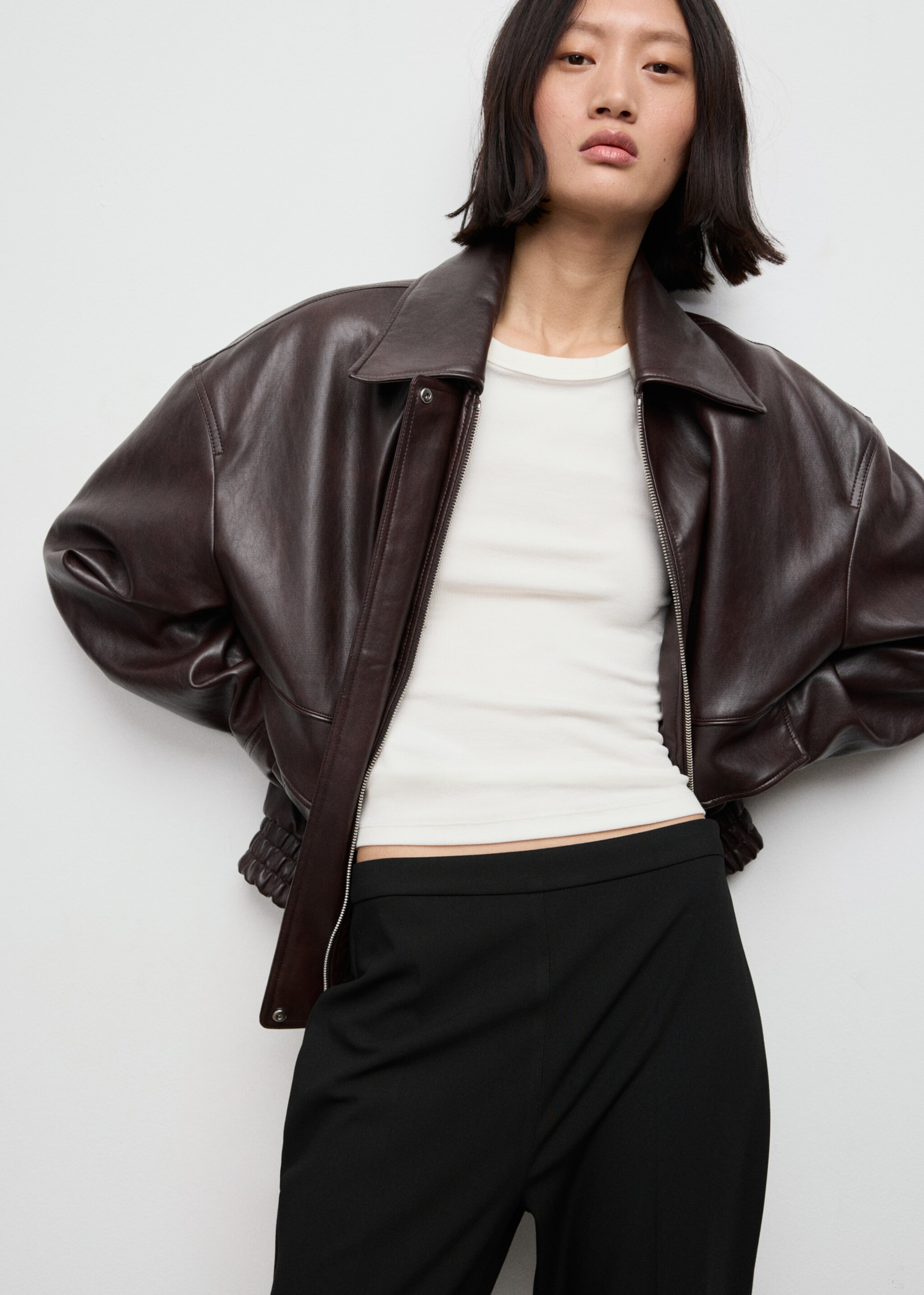 High-waisted flared trousers - Details of the article 1, Black. Ref: 17038636-00.
