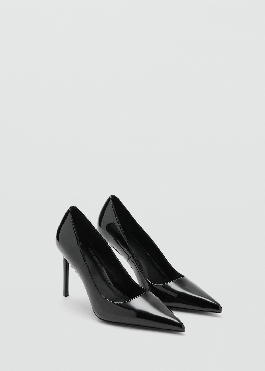 Patent leather heel shoes