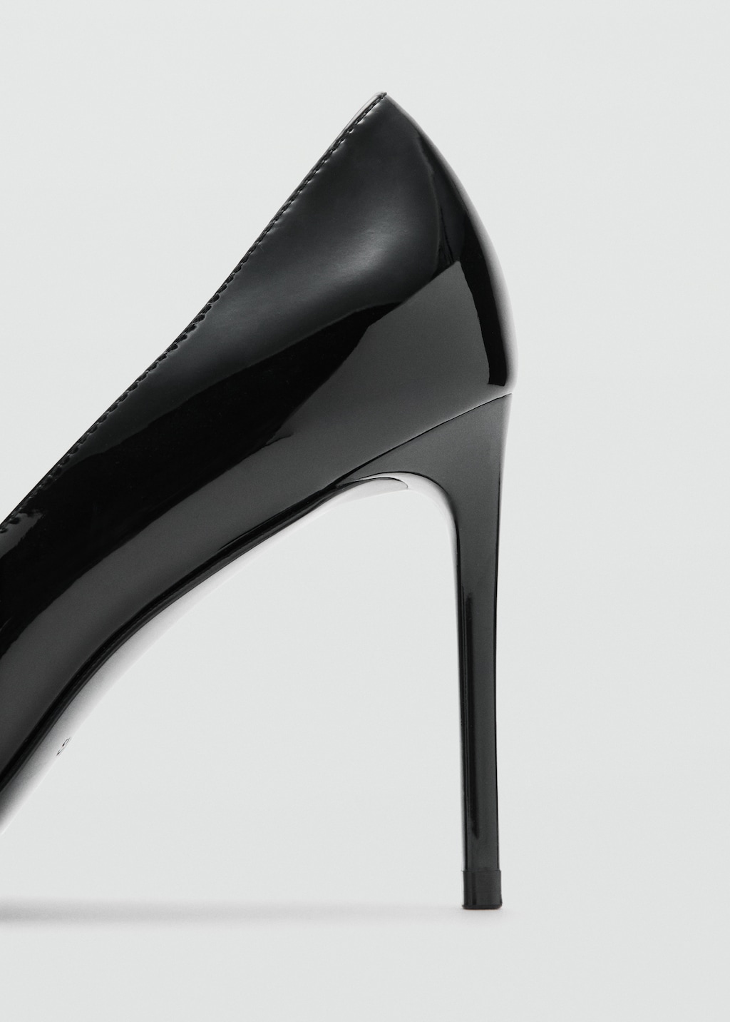 Patent leather heel shoes
