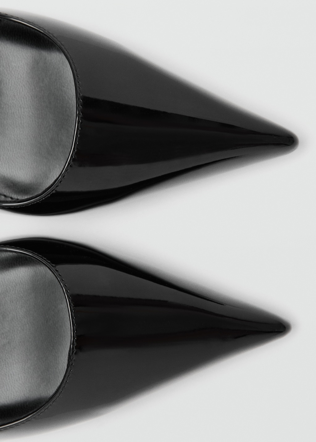 Patent leather heel shoes