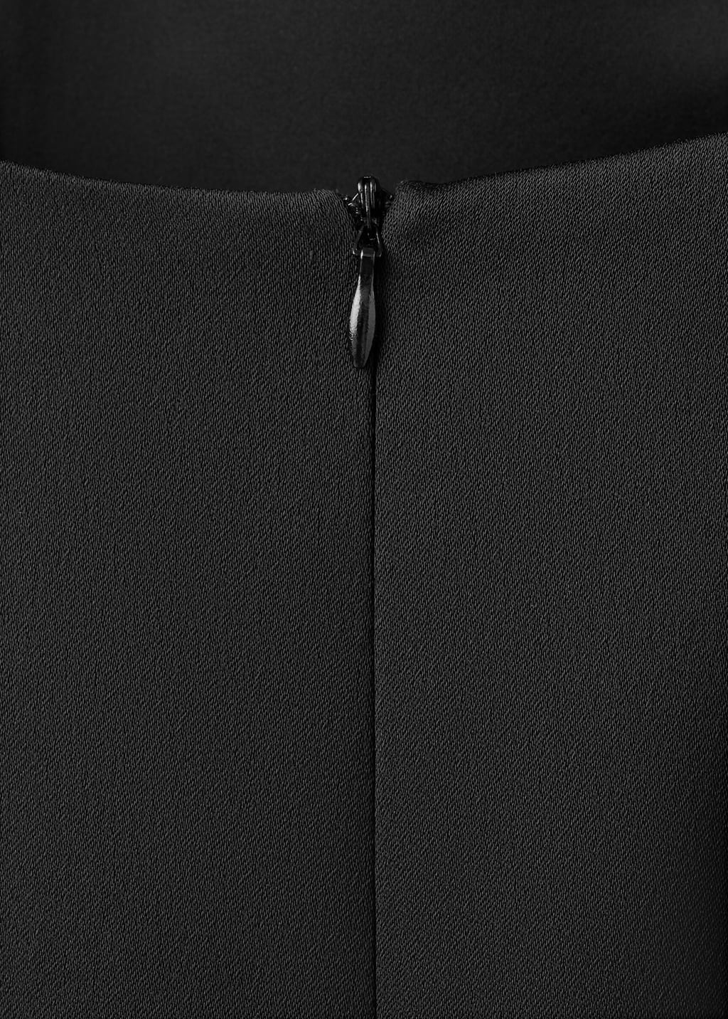 Open-back dress with lace trim hem