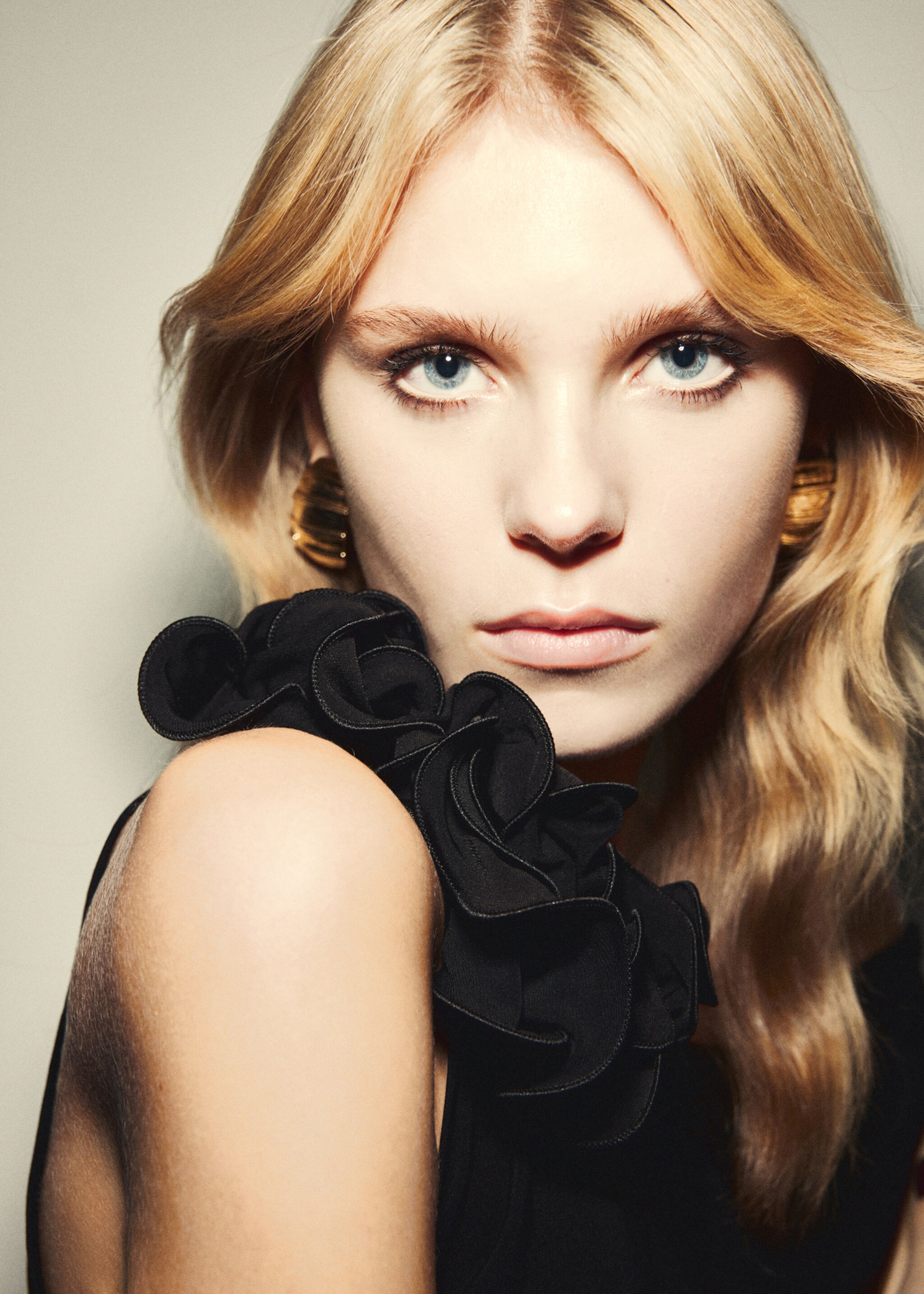 Asymmetrical gathered dress with ruffle trim - Details of the article 1, Black. Ref: 17039115-00.
