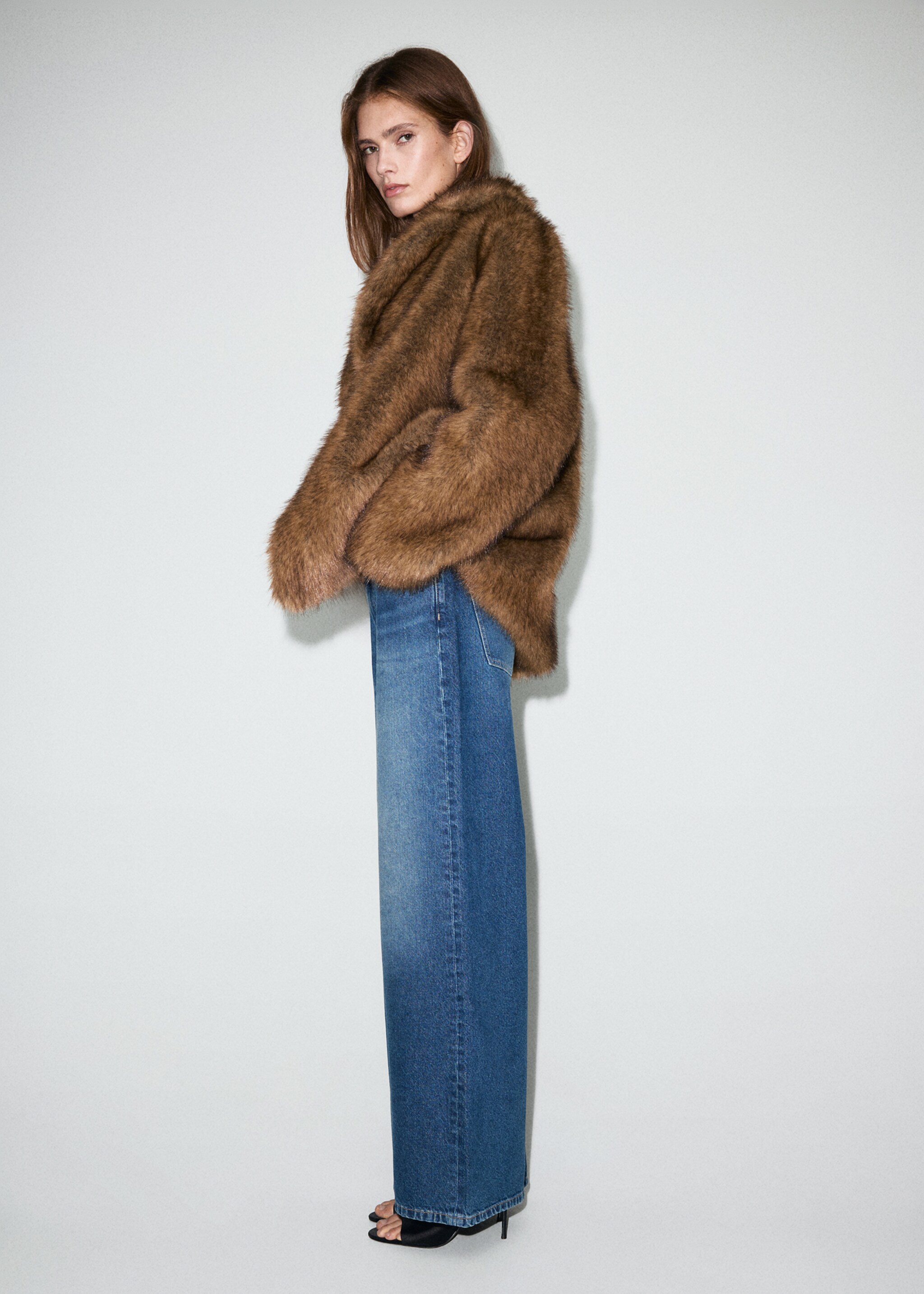 Wide-leg mid-rise jeans with a crossover waistband - Details of the article 2, Dark Blue. Ref: 17039214-00.