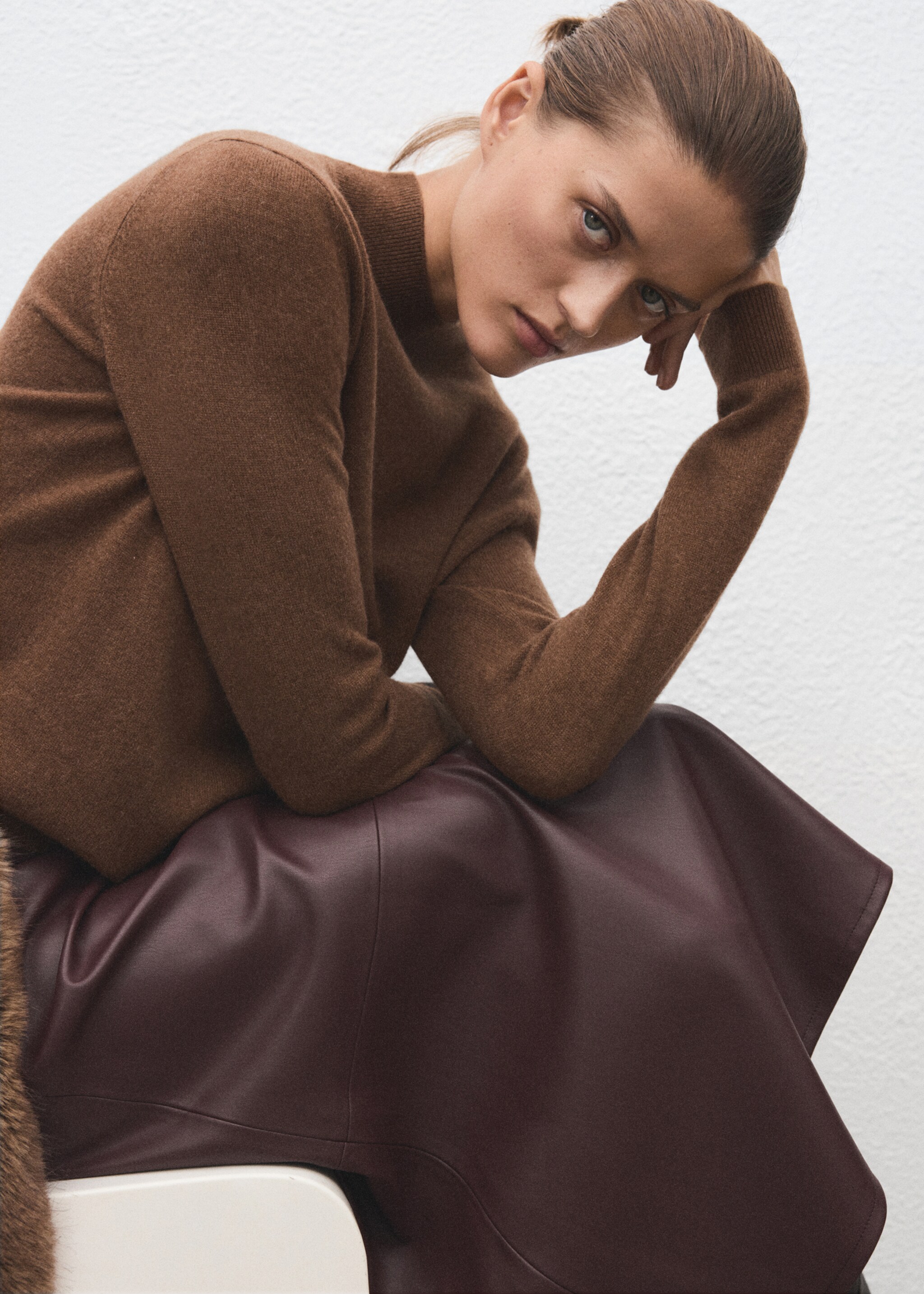 100% cashmere sweater with perkins neck - Details of the article 2, Tobacco Brown. Ref: 17039606-00.