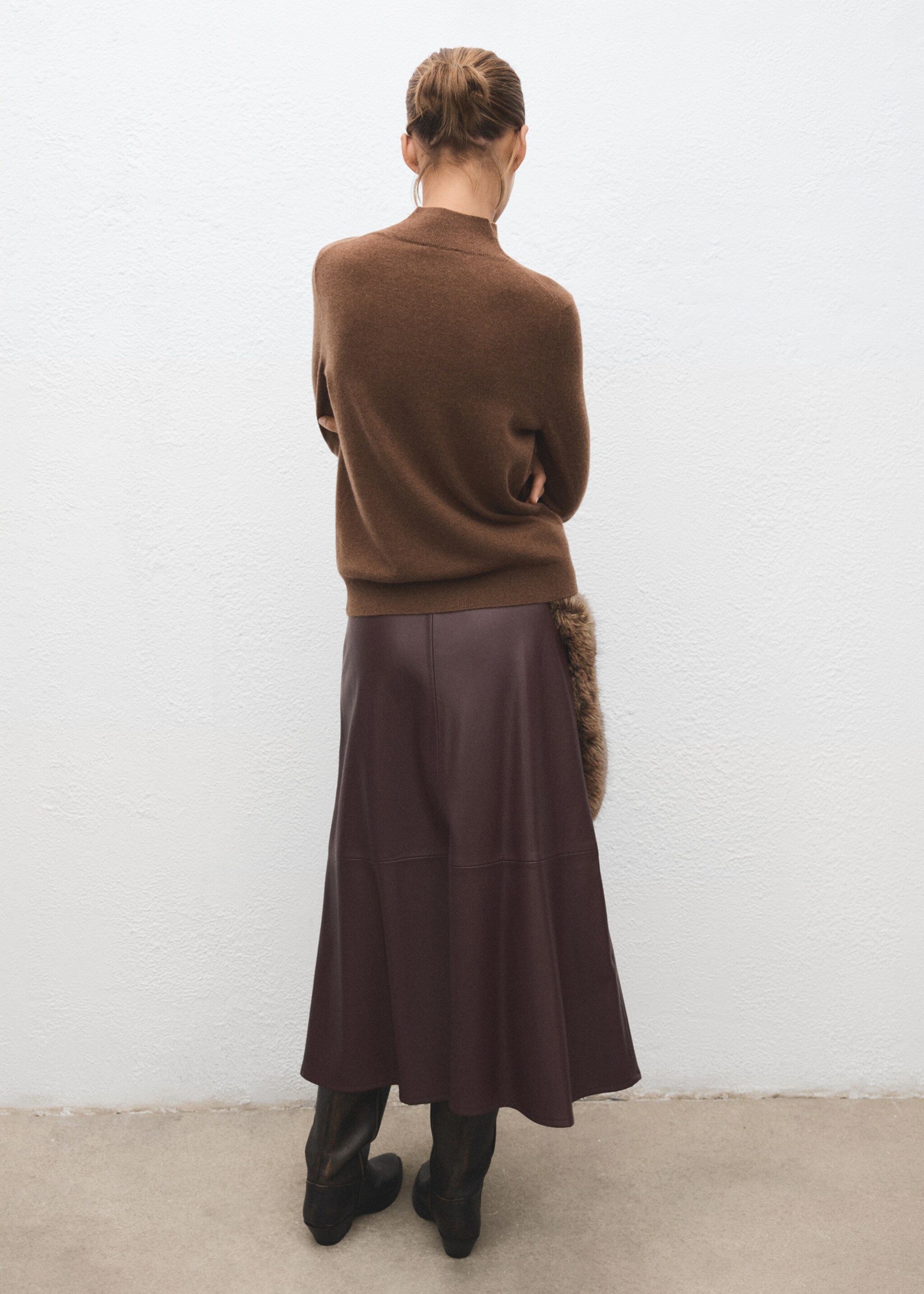 100% cashmere sweater with perkins neck - Reverse of the article, Tobacco Brown. Ref: 17039606-00.