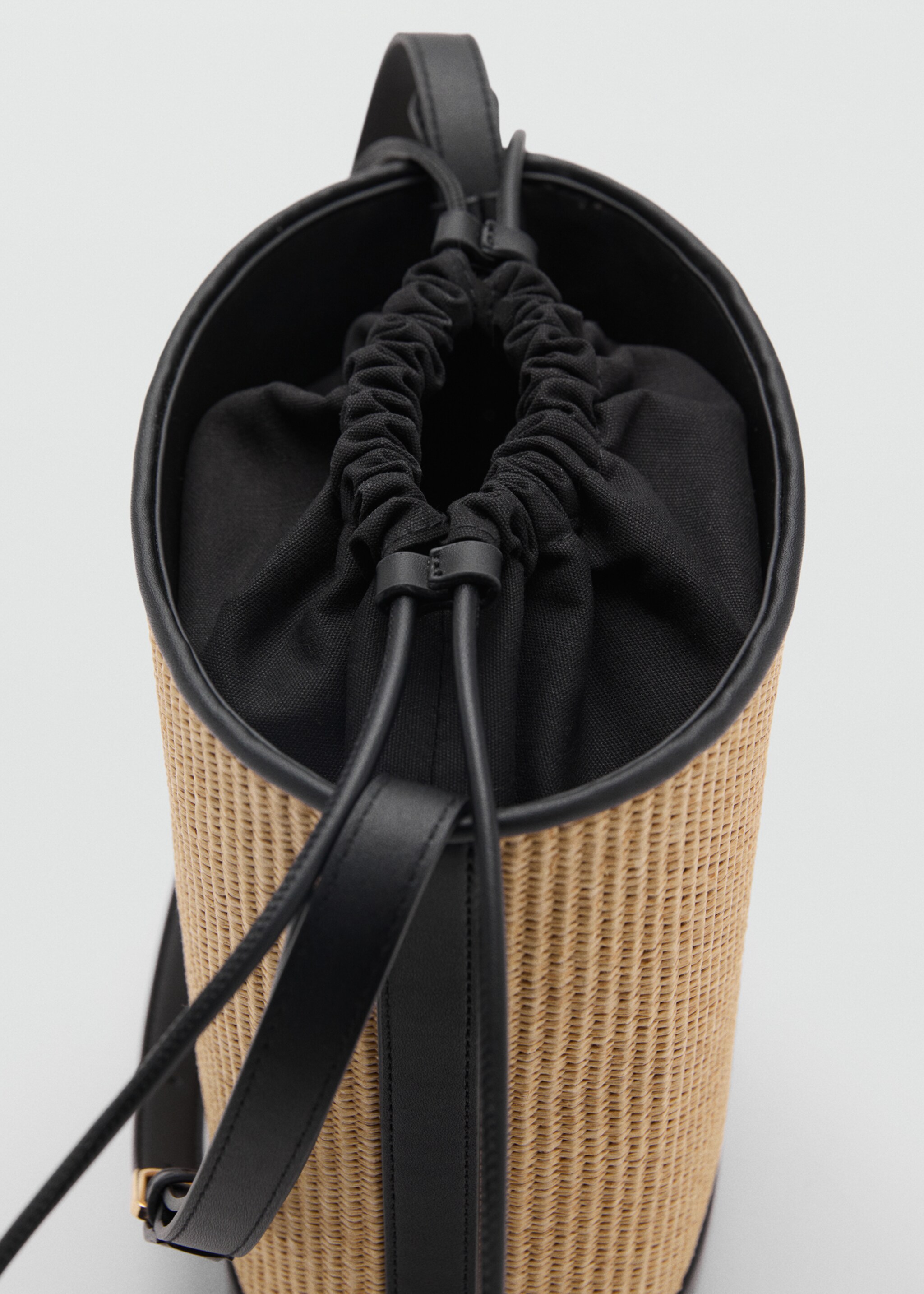 Mittelgroße Bucket-Bag mit Raffiabast-Effekt - Detail des Artikels 1
