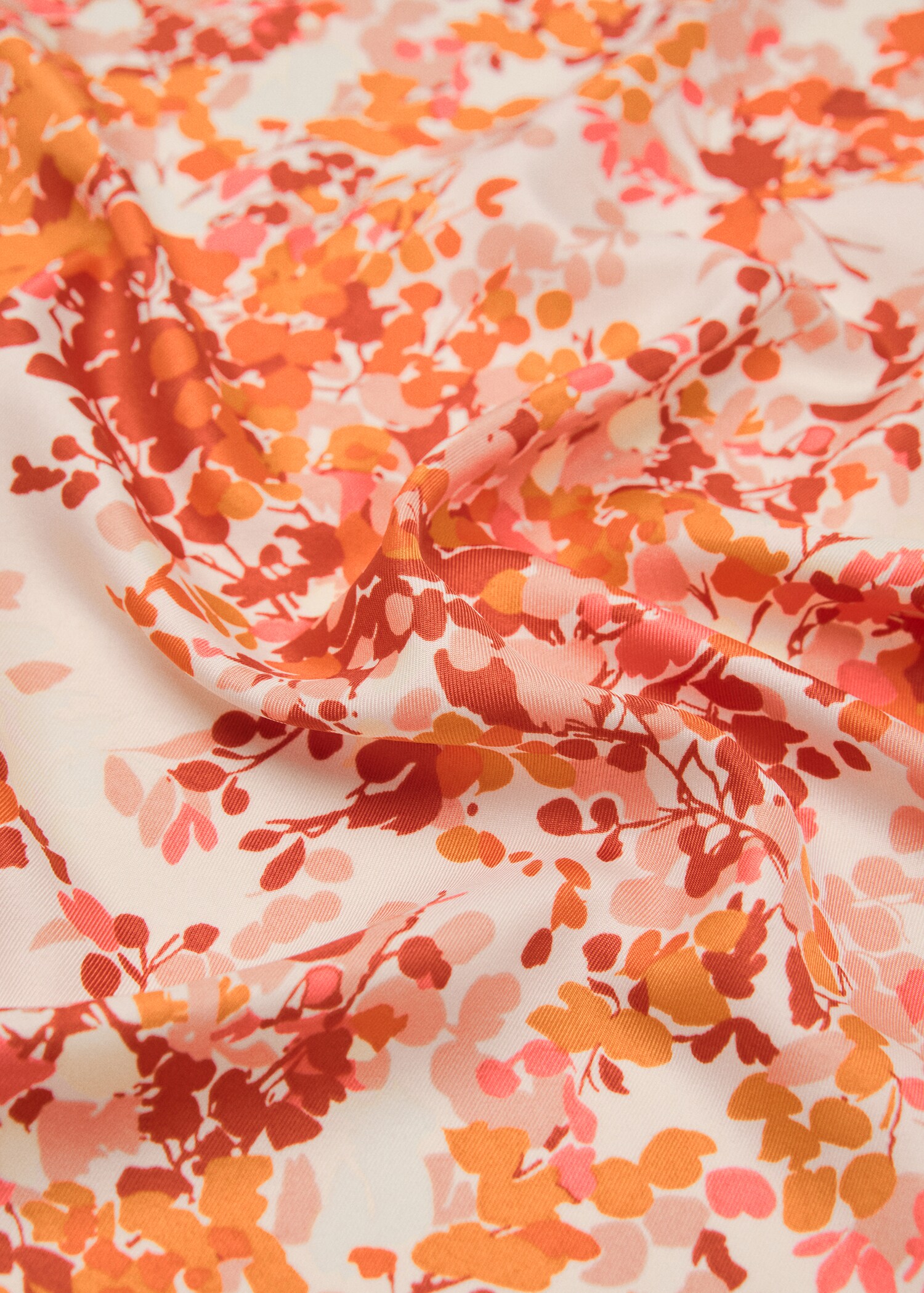 Foulard imprimé mini fleurs - Plan moyen