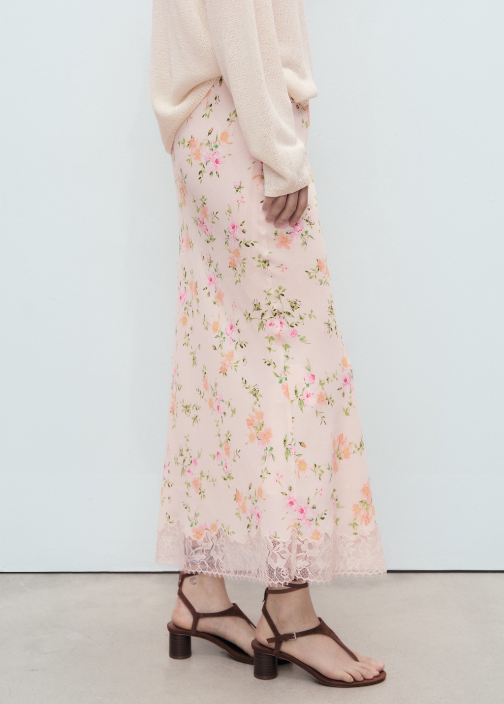 Floral skirt with lace detail