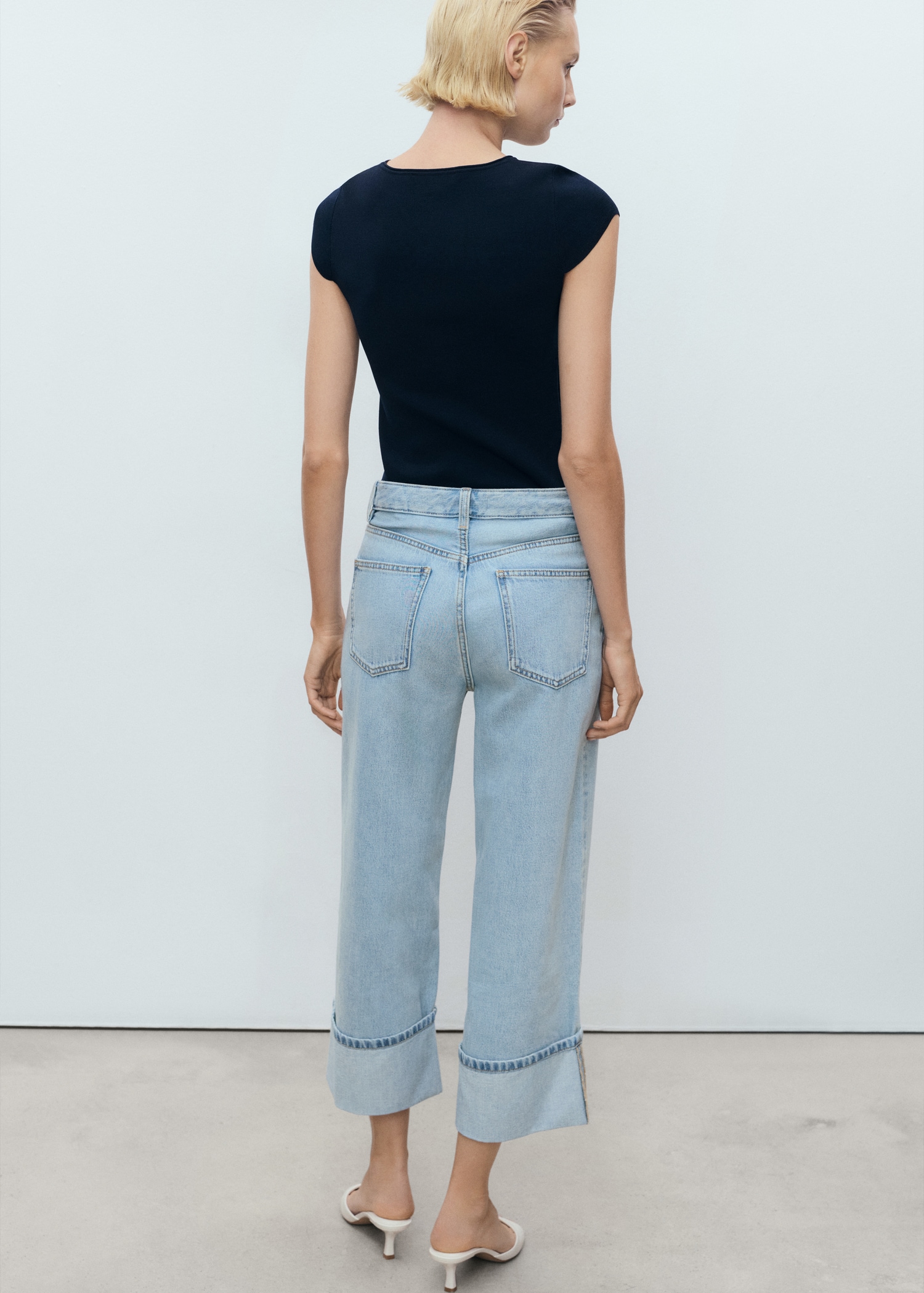 Wide-leg cropped jeans with turned-up hem - Reverse of the article
