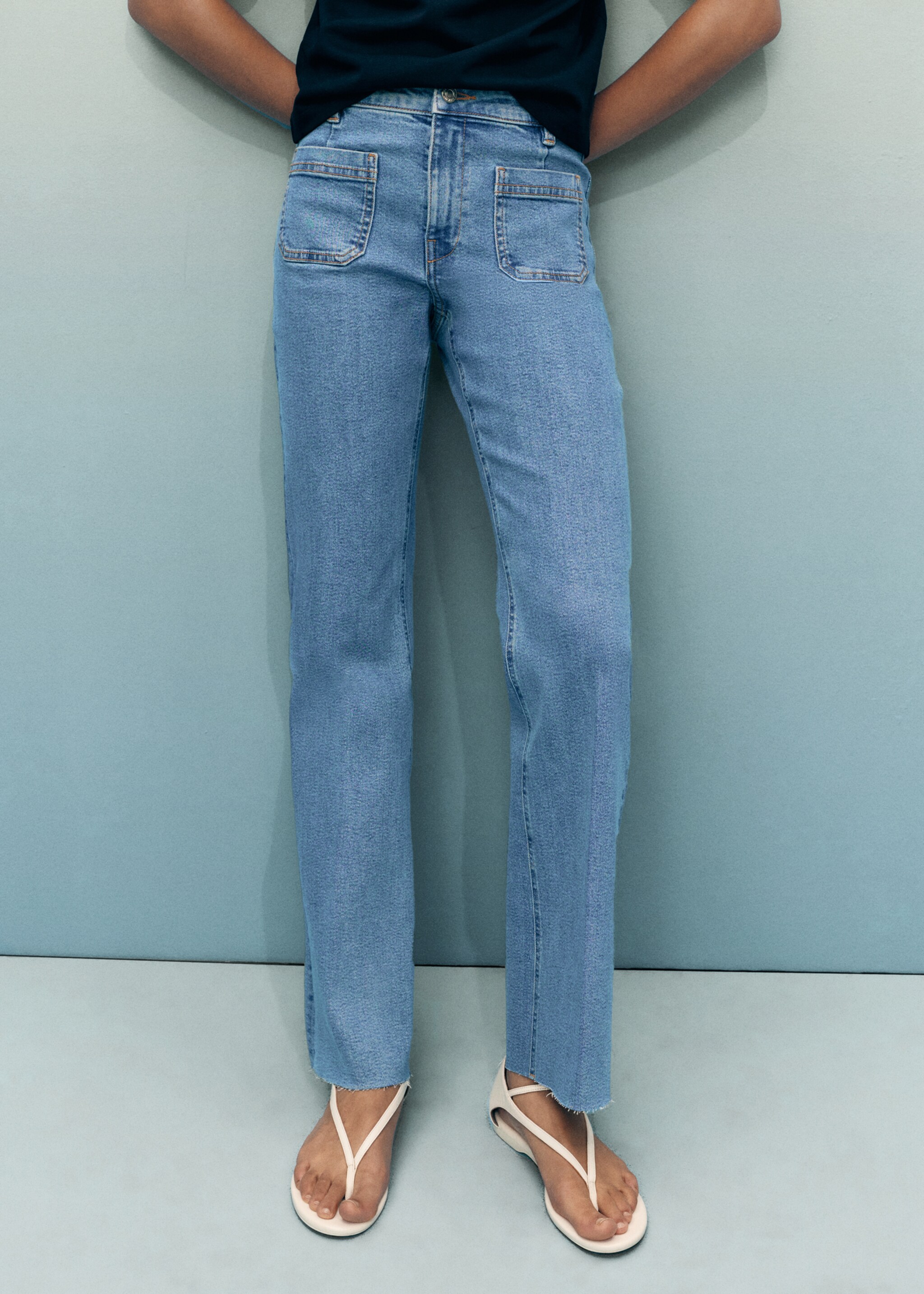 Flared-Jeans mit Taschen in Cropped-Länge - Mittlere Ansicht