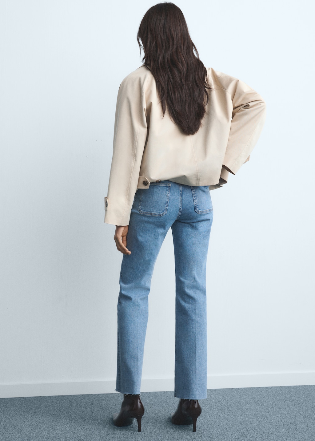 Flared cropped jeans with pockets - image 3