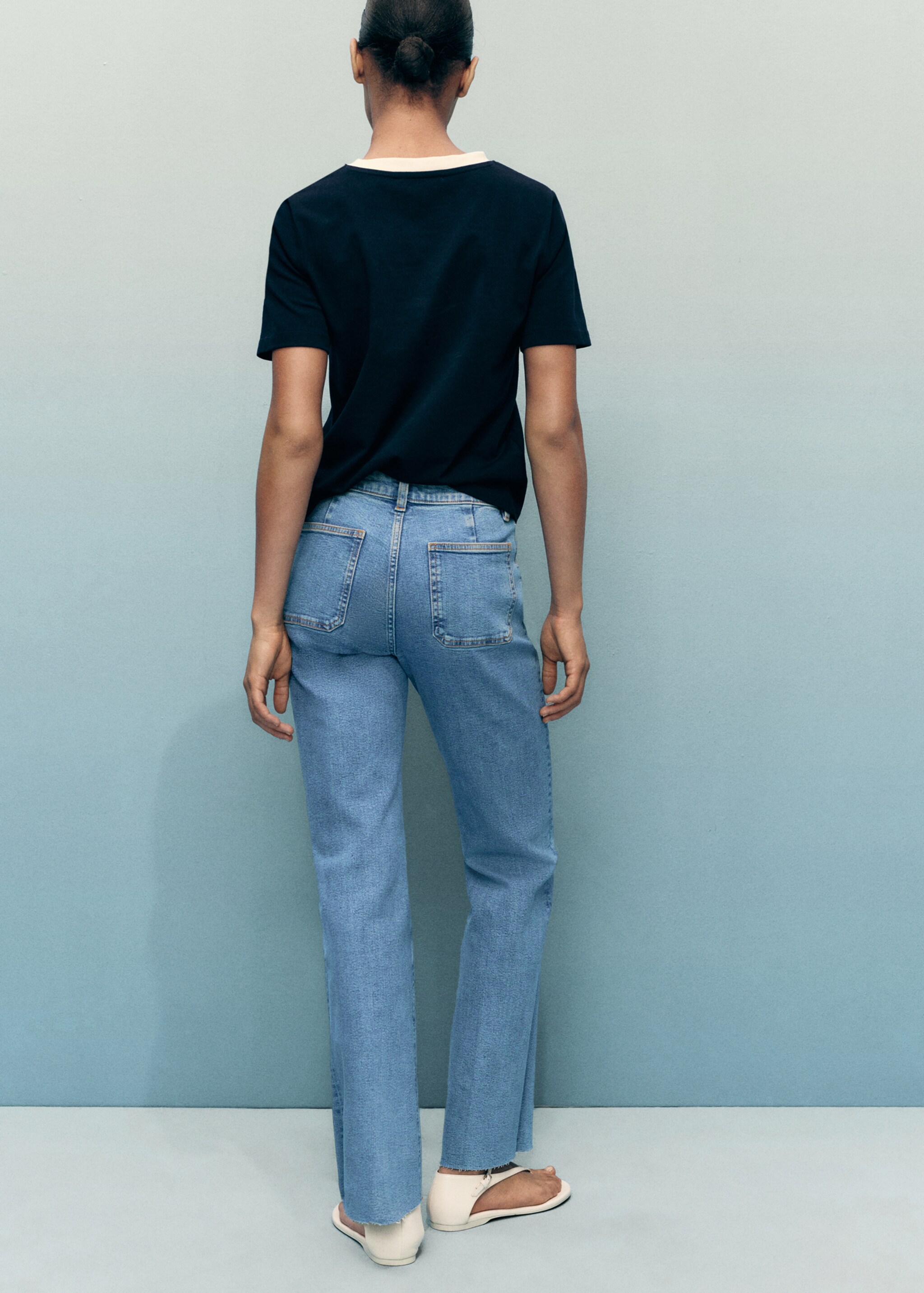 Flared-Jeans mit Taschen in Cropped-Länge - Rückseite des Artikels