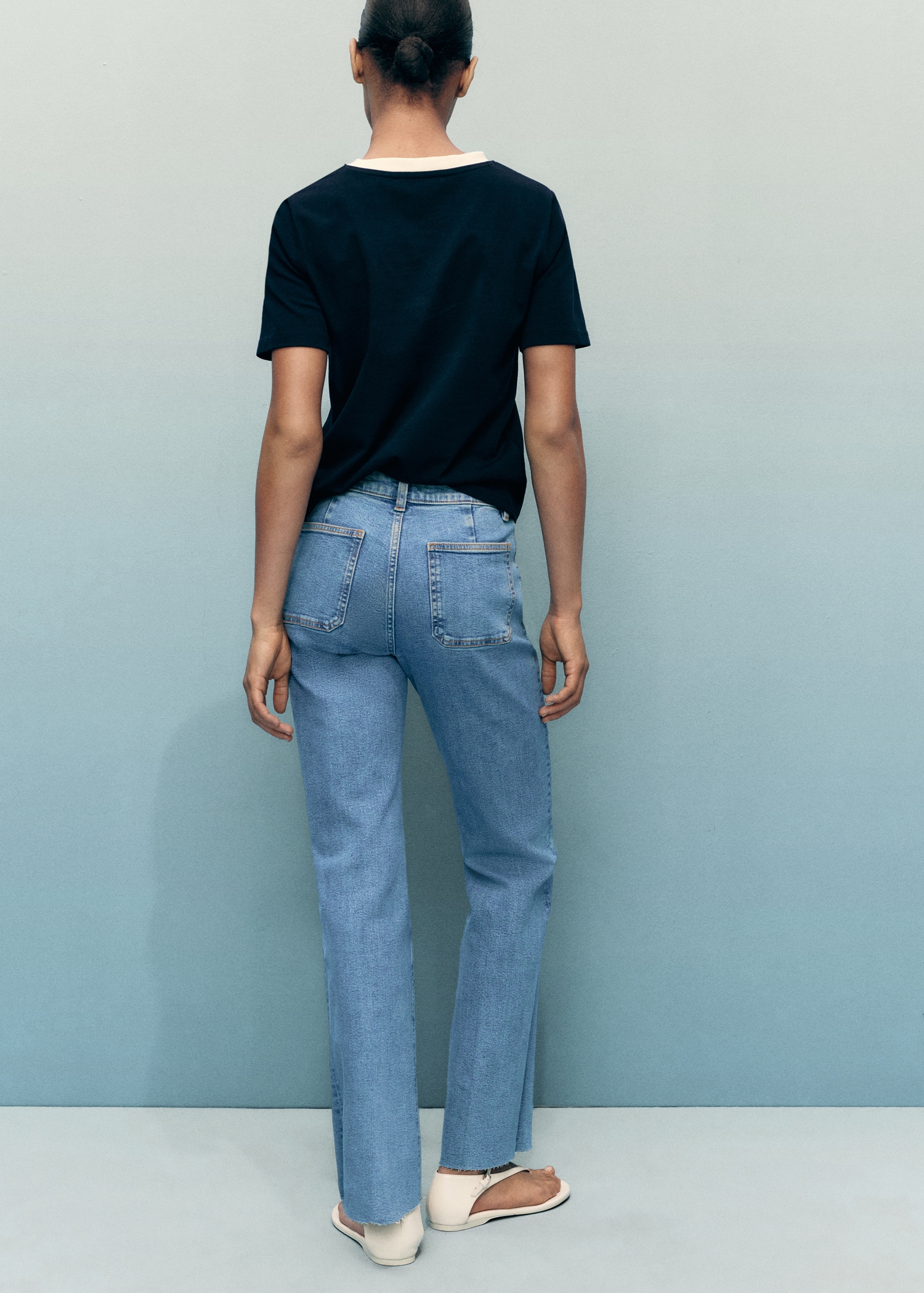 Flared-Jeans mit Taschen in Cropped-Länge - Rückseite des Artikels