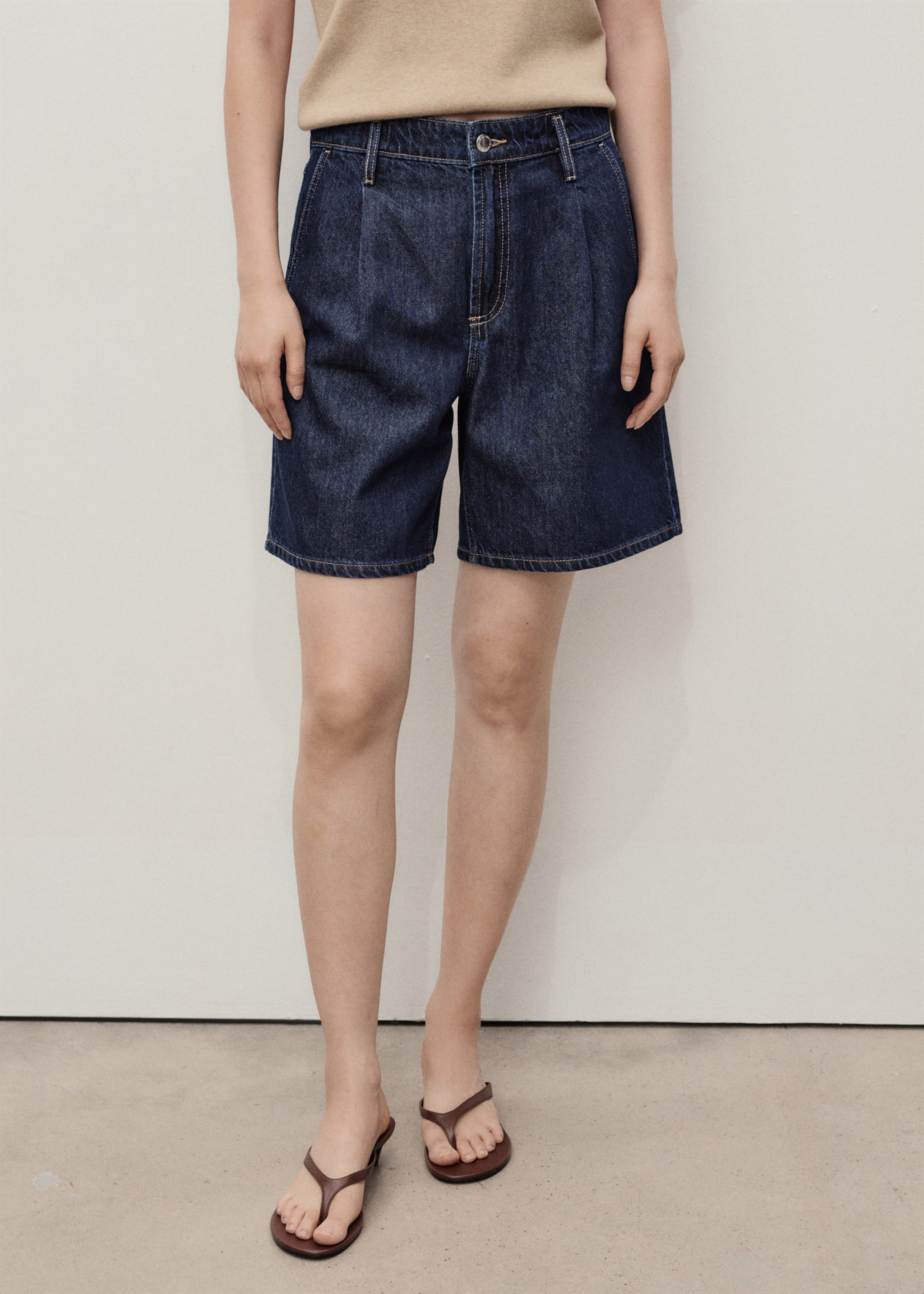 Denim-Bermudas mit mittlerer Bundhöhe und Abnähern - Mittlere Ansicht