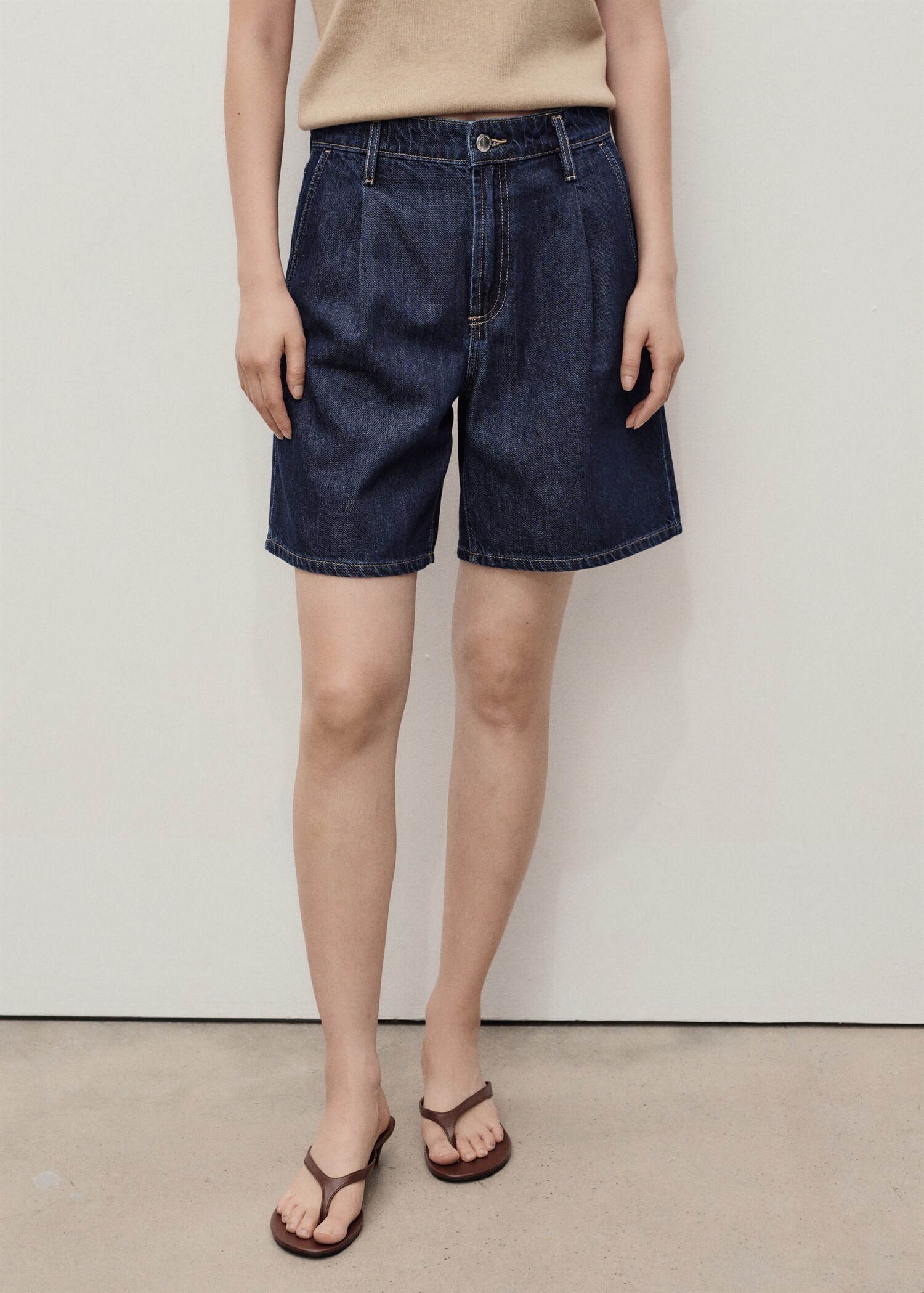 Denim-Bermudas mit mittlerer Bundhöhe und Abnähern - Mittlere Ansicht