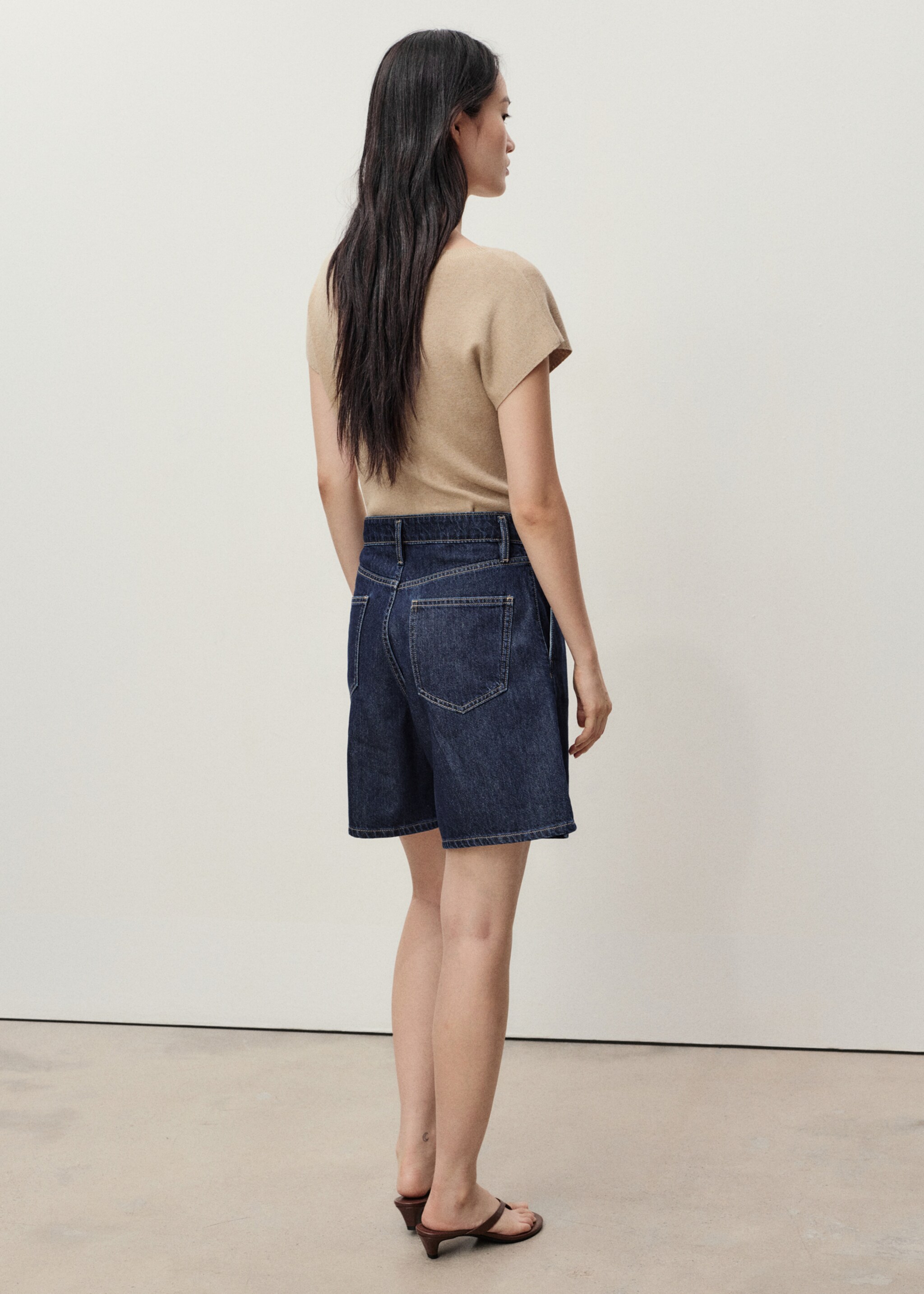Denim-Bermudas mit mittlerer Bundhöhe und Abnähern - Rückseite des Artikels