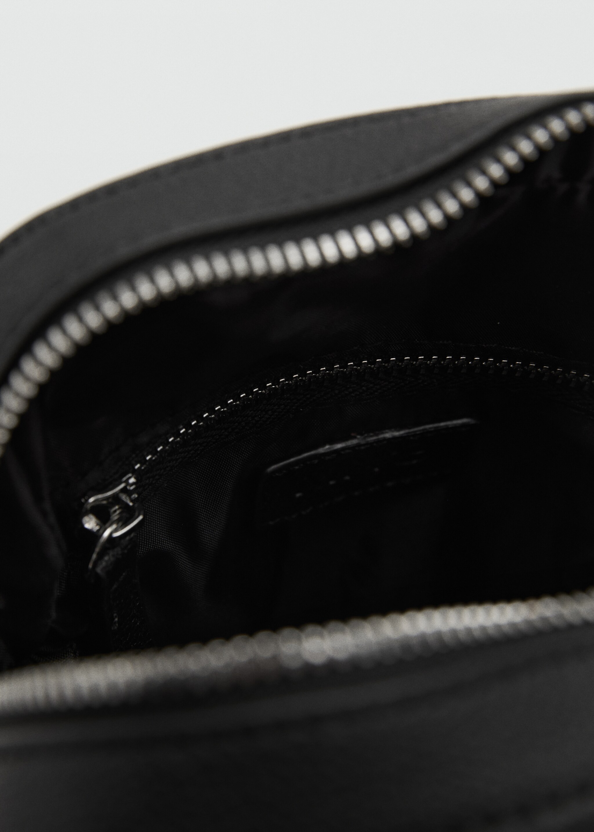Patent leather-effect shoulder bag - Details of the article 2
