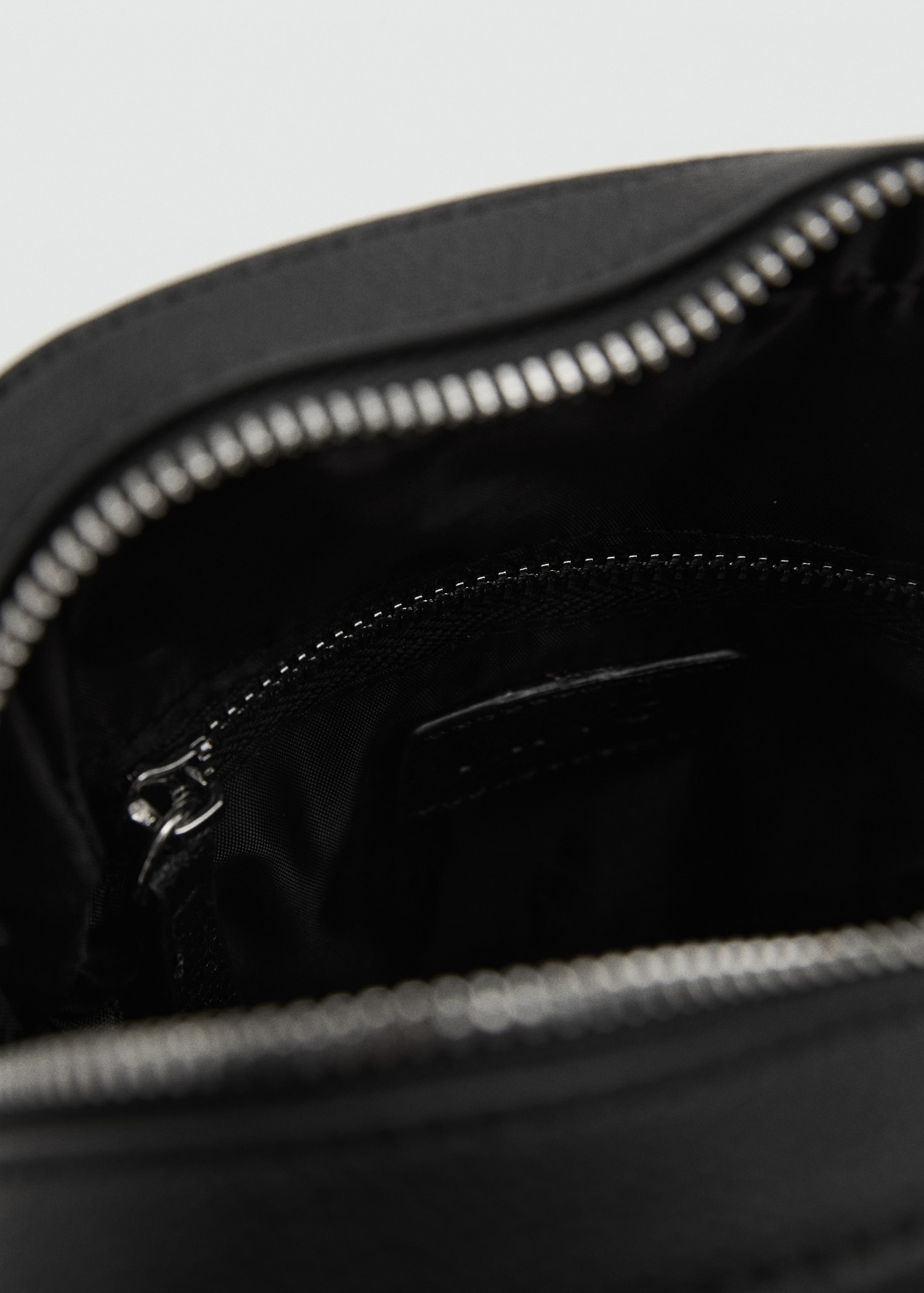 Patent leather-effect shoulder bag - Details of the article 2