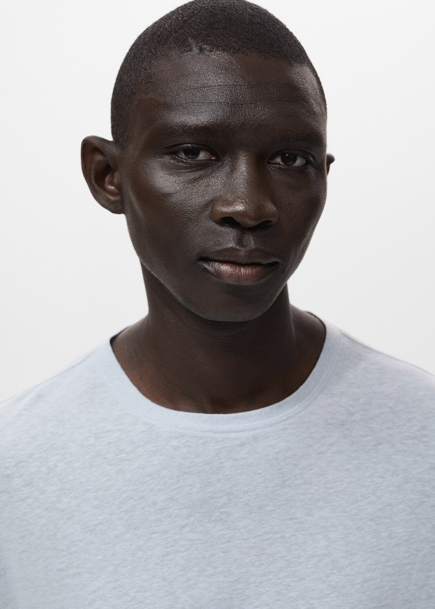 Linen slim-fit t-shirt - Details of the article 1