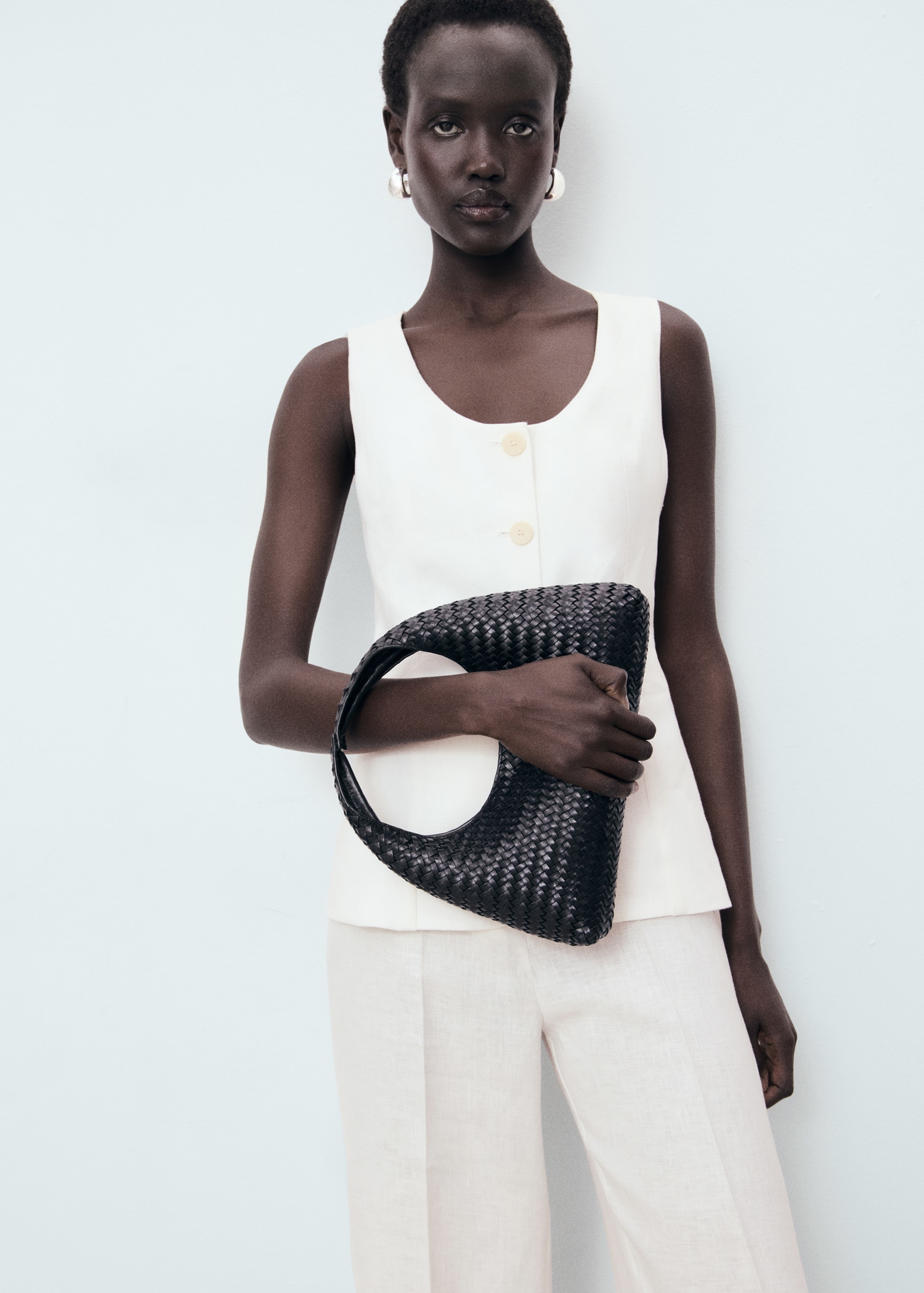 Combinaison en lin style tailleur - Plan moyen