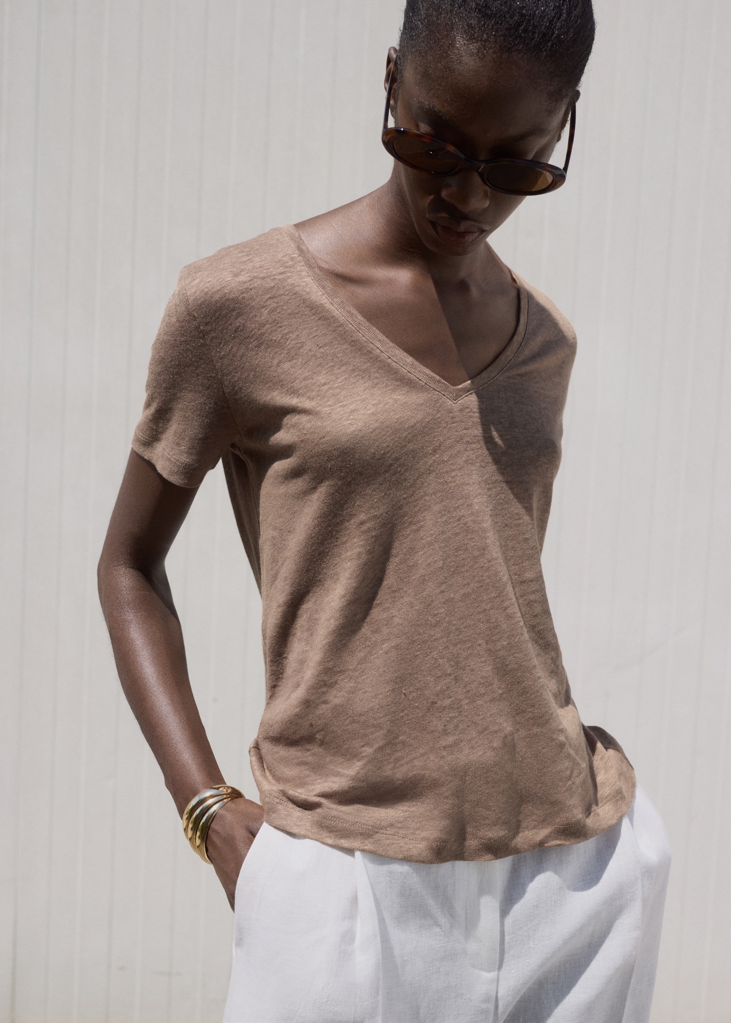 T-shirt lin col V - Plan moyen