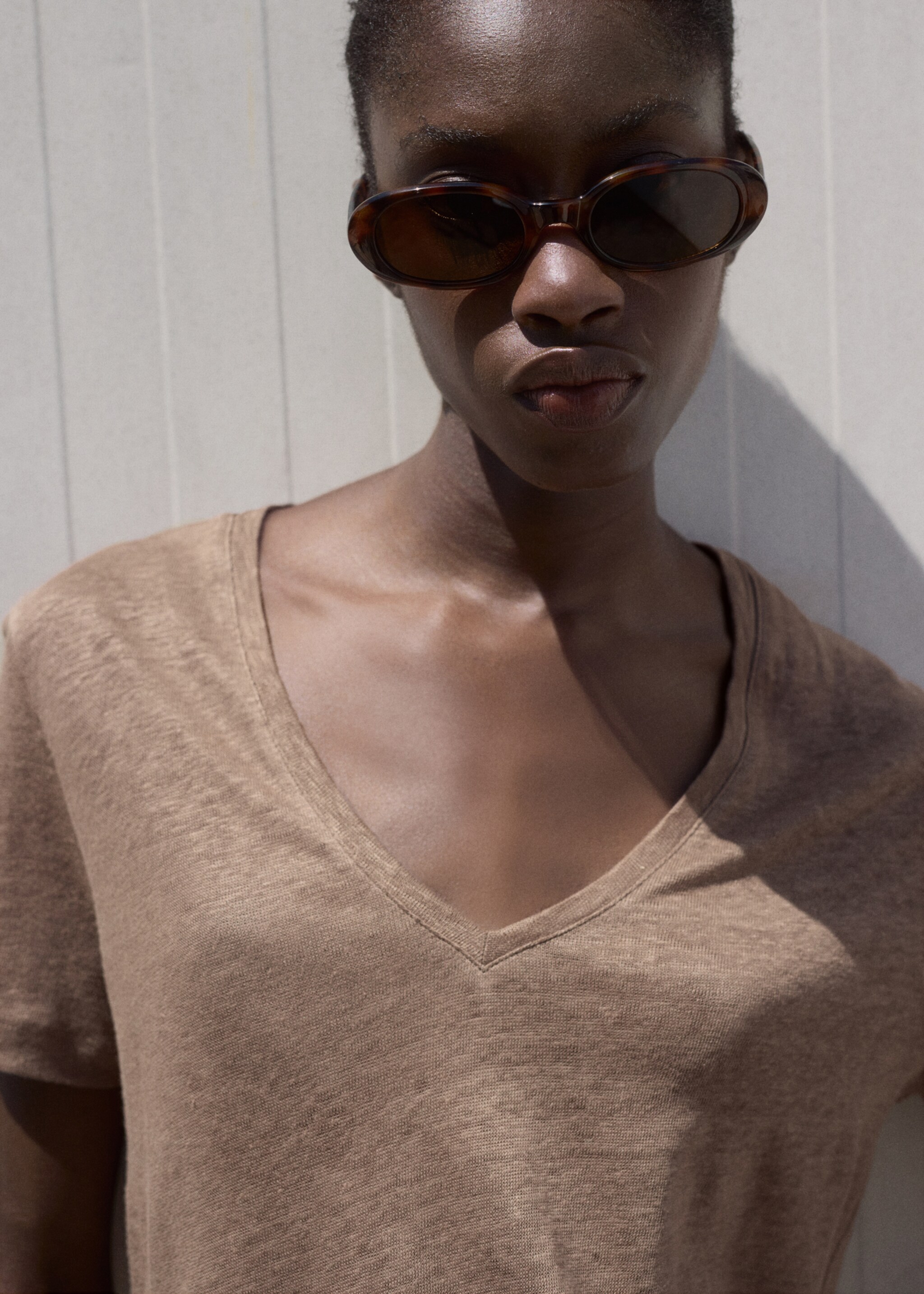 V-neck linen t-shirt - Details of the article 1