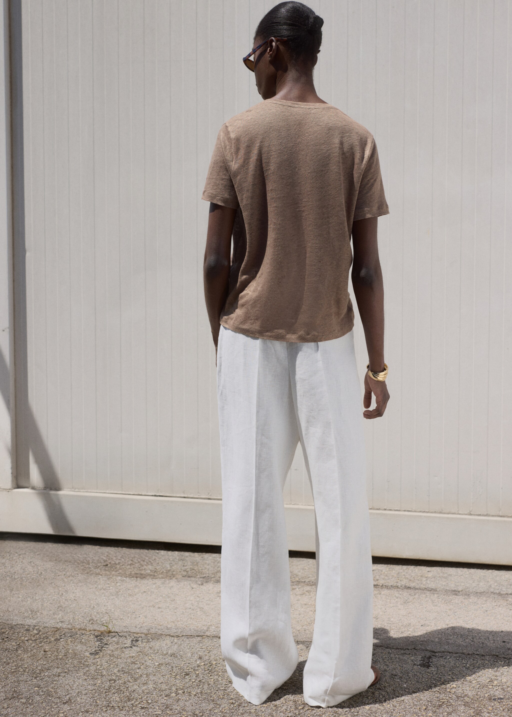 V-neck linen t-shirt - Reverse of the article