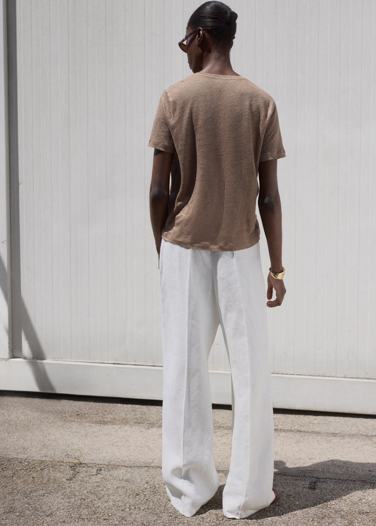 V-neck linen t-shirt - Reverse of the article