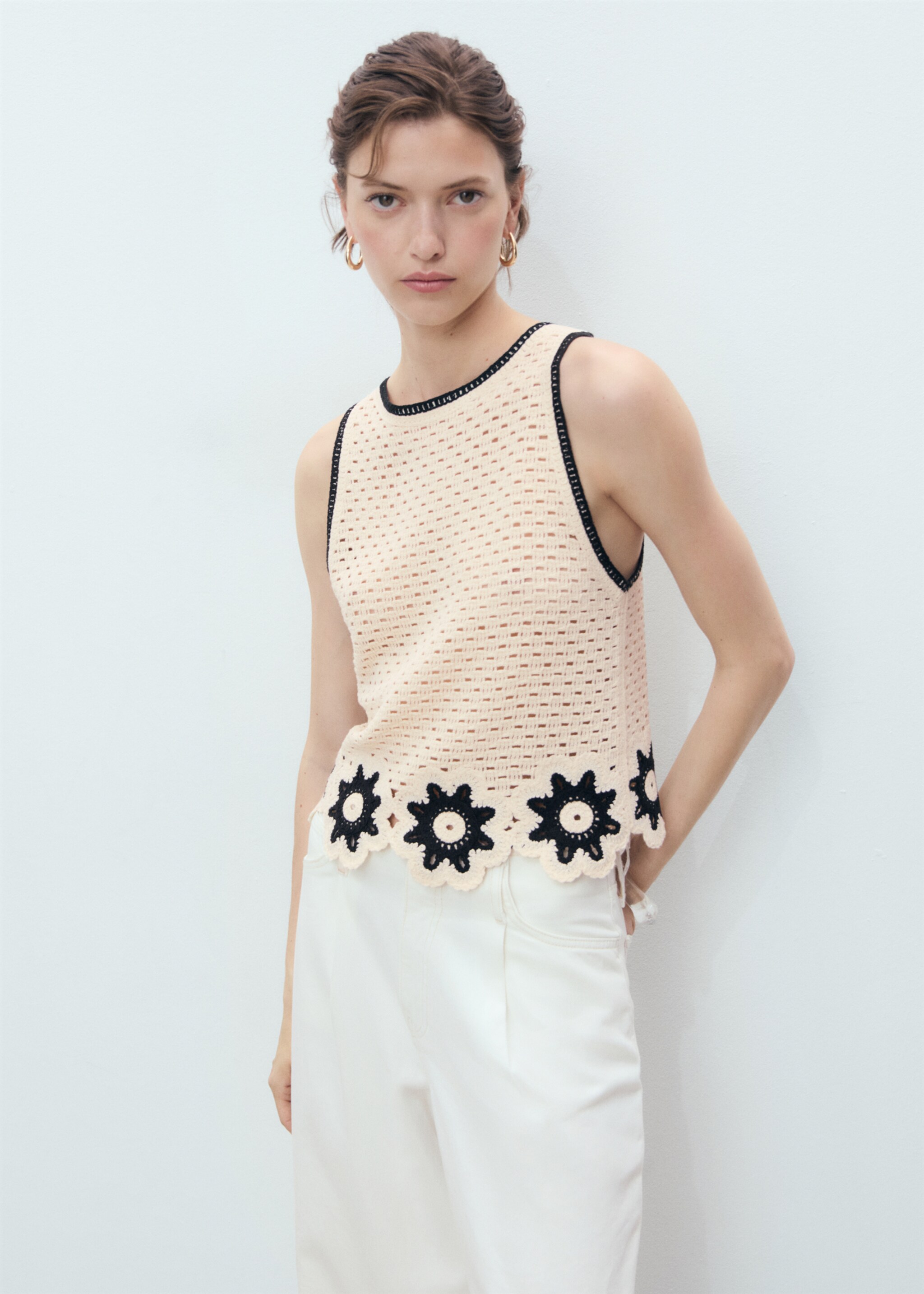 Top en crochet finitions à fleurs - Plan moyen