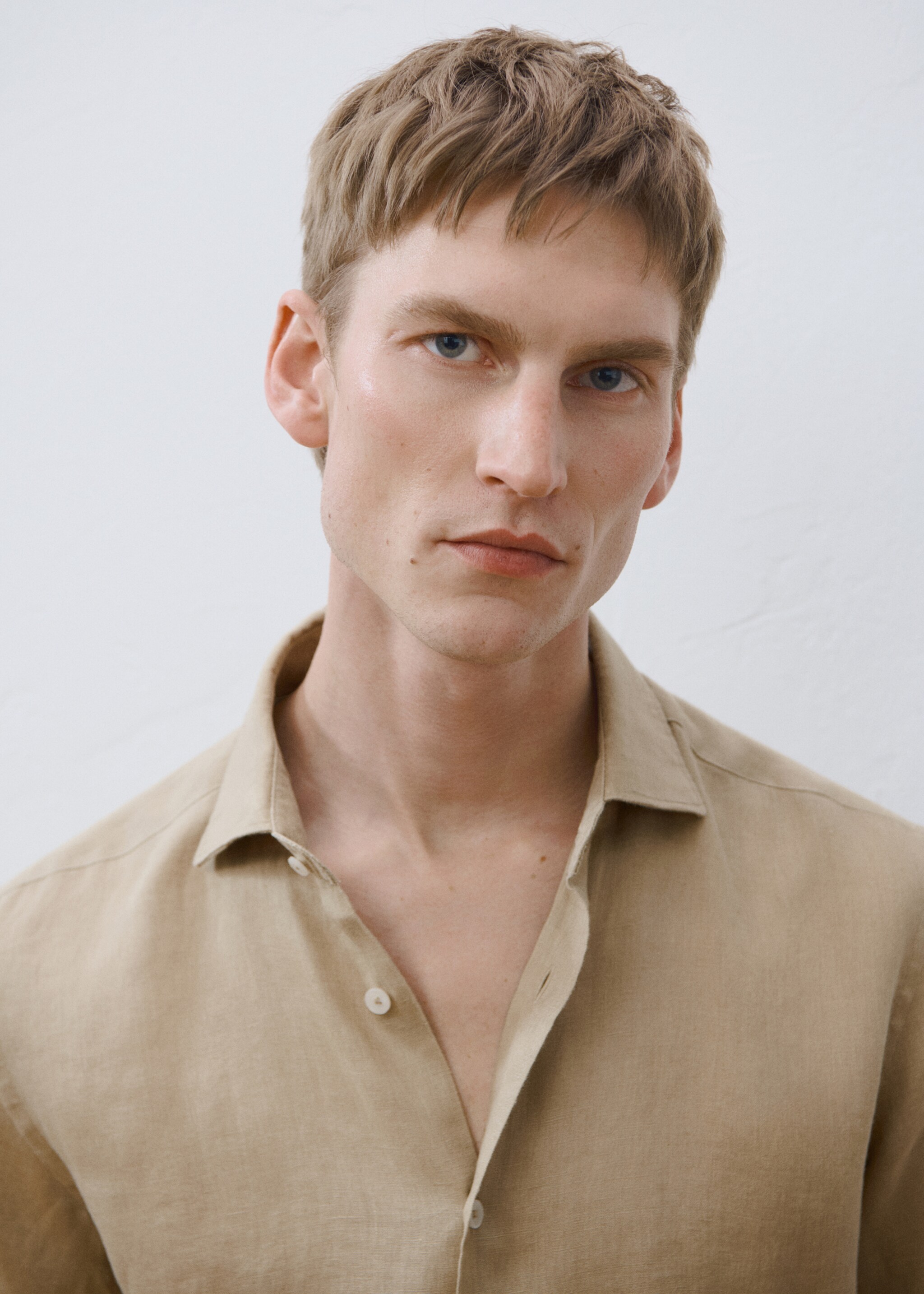 100% linen slim-fit shirt - Details of the article 9