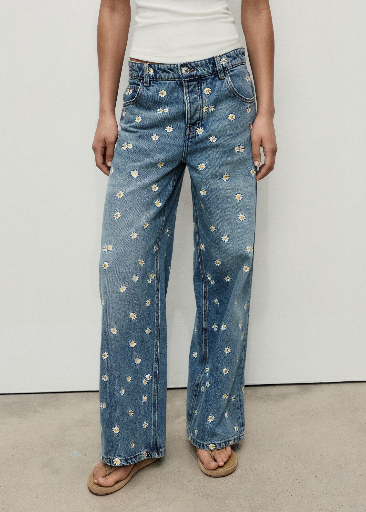 Jeans wideleg brodé de fleurs - Plan moyen