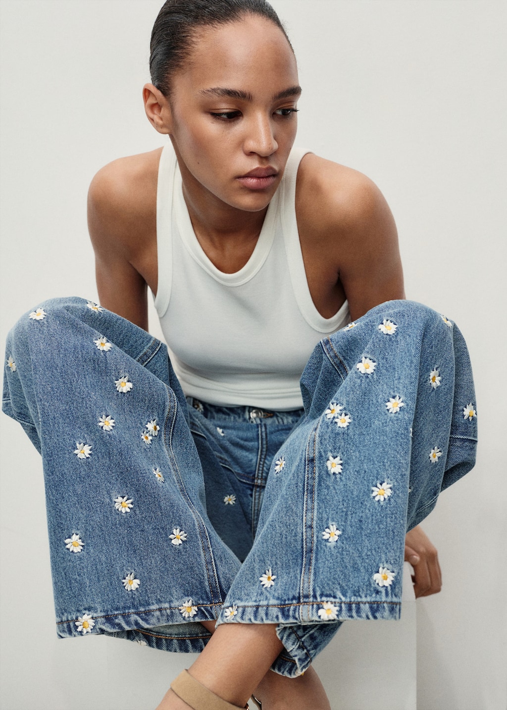 Wide-leg jeans with floral embroidery