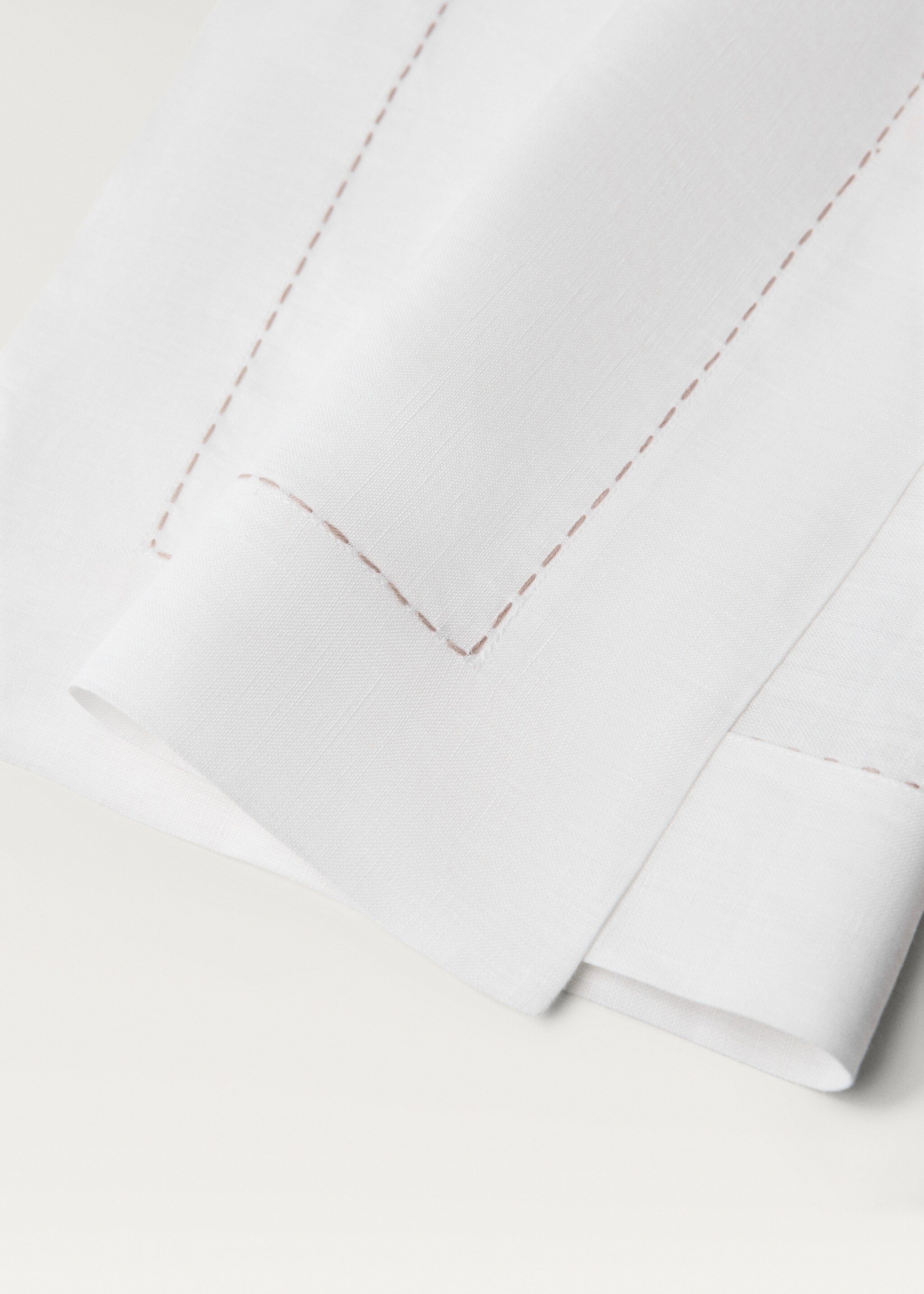 Linen tablecloth with embroidered backstitch - Details of the article 1