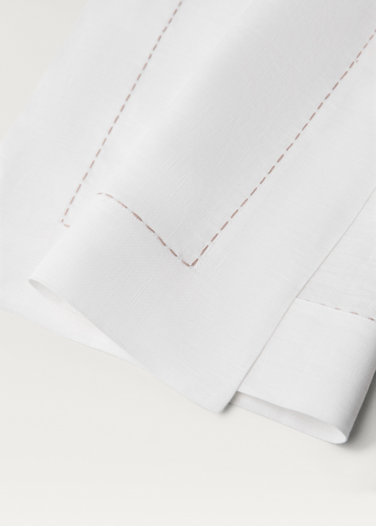 Linen tablecloth with embroidered backstitch - Details of the article 1
