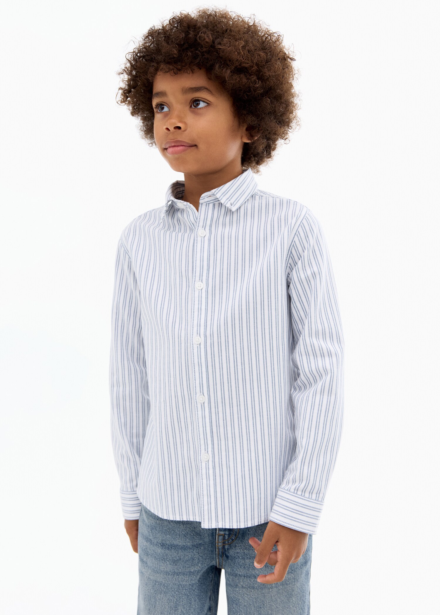 Camisa Oxford às riscas - Plano médio