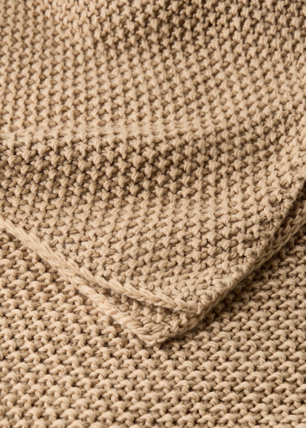 Knitted blanket with design