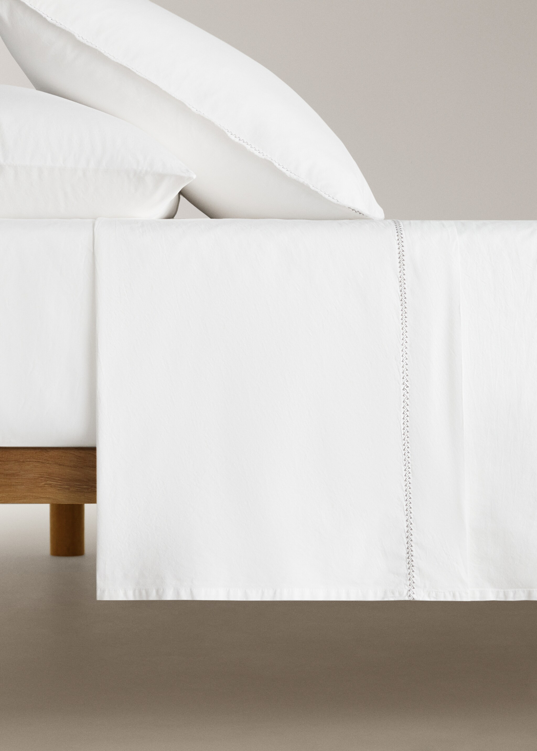 Washed percale cotton top sheet with zigzag stitching for 135/140 cm bed - Article without model, Off White. Ref: 17041526-00.