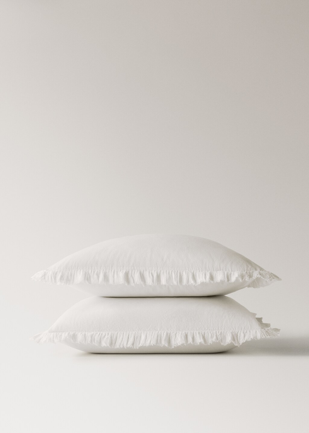 Two percale cotton pillowcases with gauze ruffle 60x60 cm